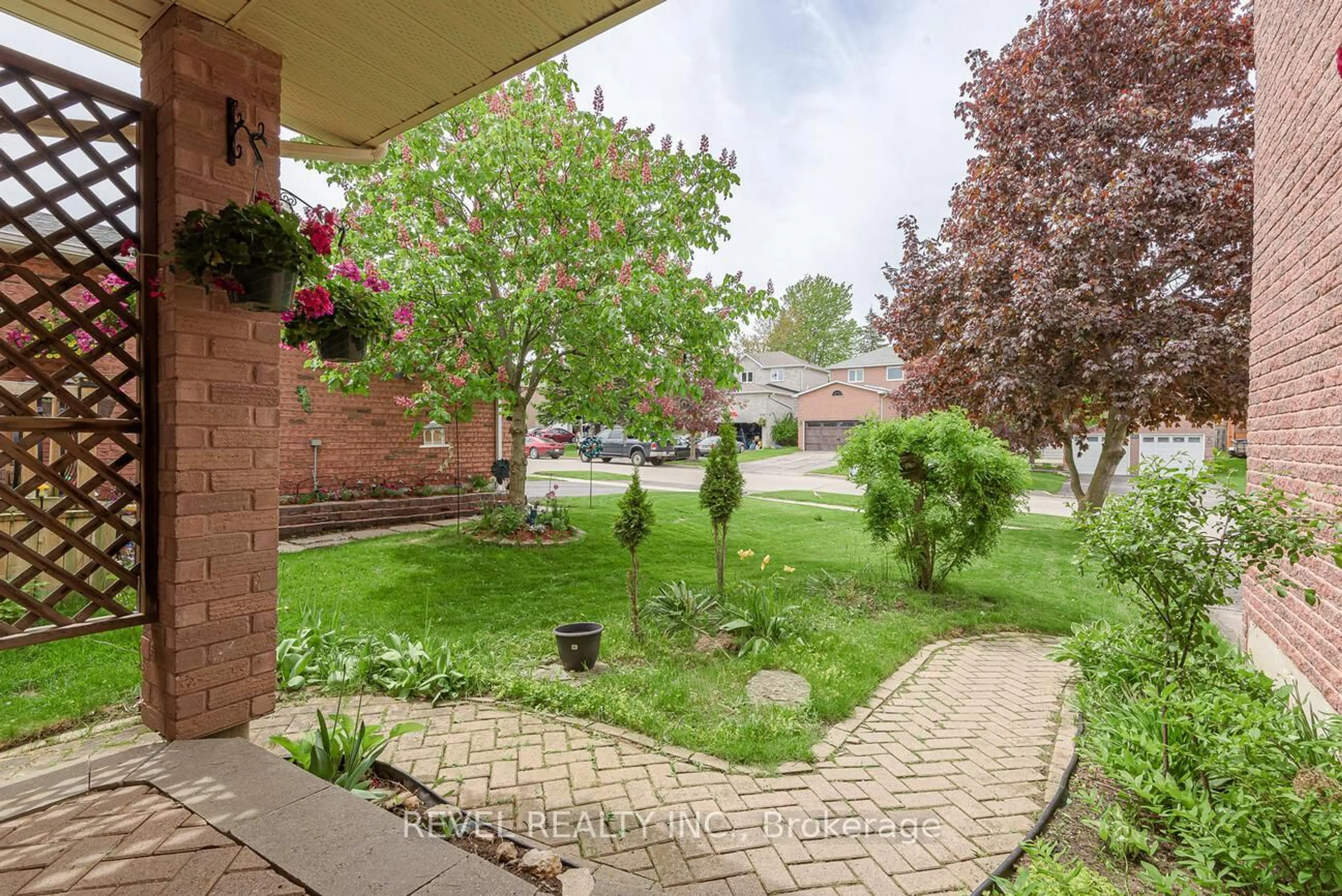 Patio, street for 336 Lisa Marie Dr, Orangeville Ontario L9W 4M4