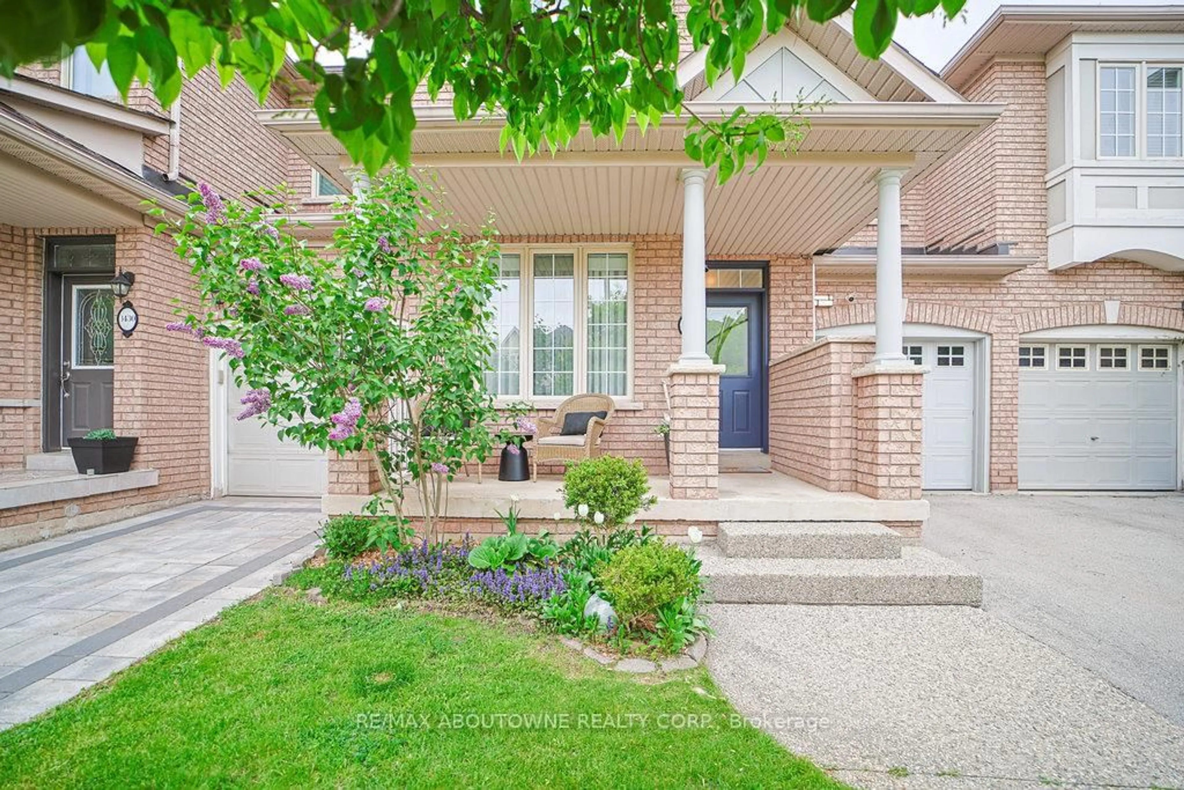 Home with brick exterior material, street for 3432 Robin Hill Circ, Oakville Ontario L6L 6X2