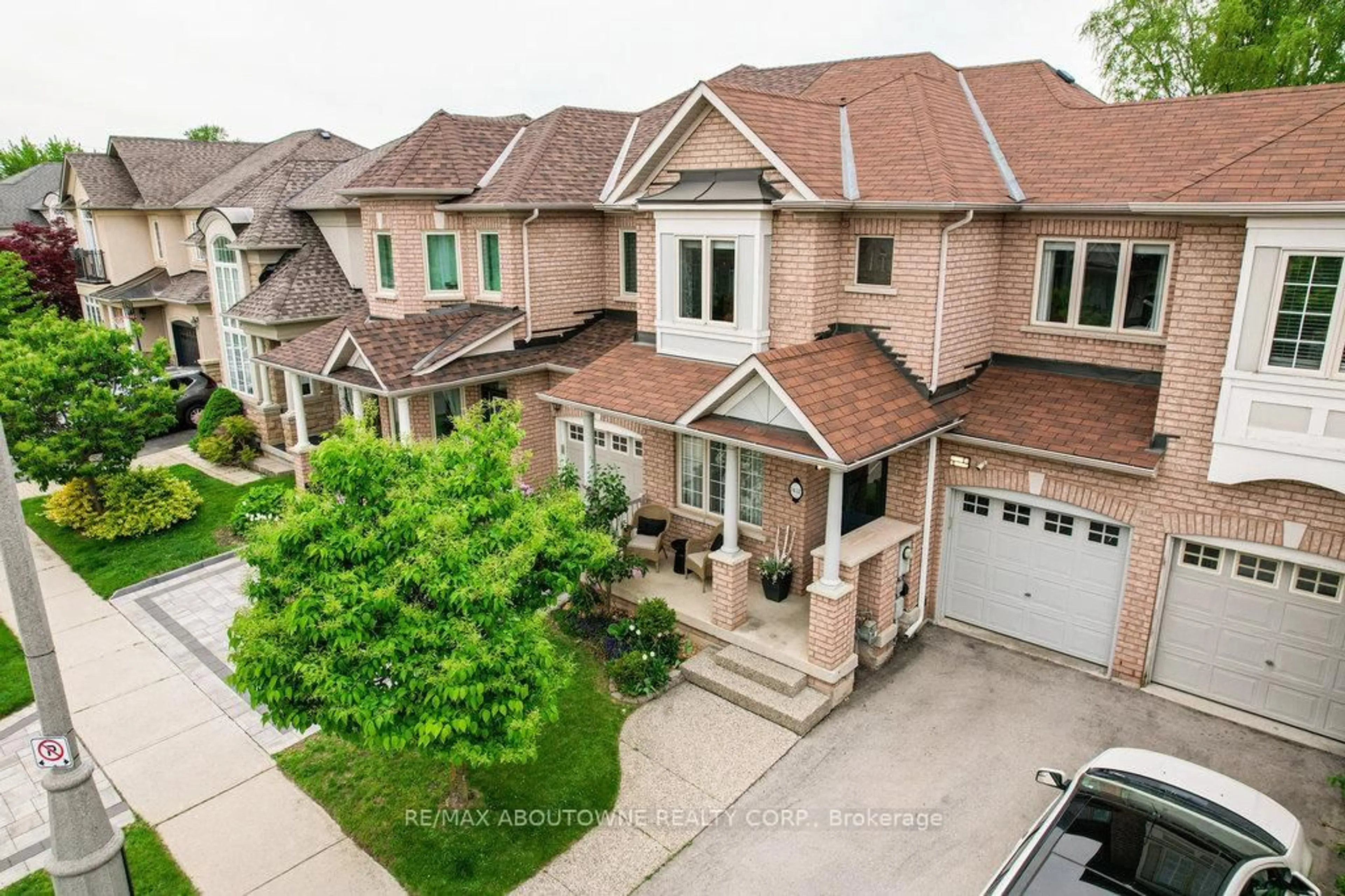 A pic from outside/outdoor area/front of a property/back of a property/a pic from drone, street for 3432 Robin Hill Circ, Oakville Ontario L6L 6X2