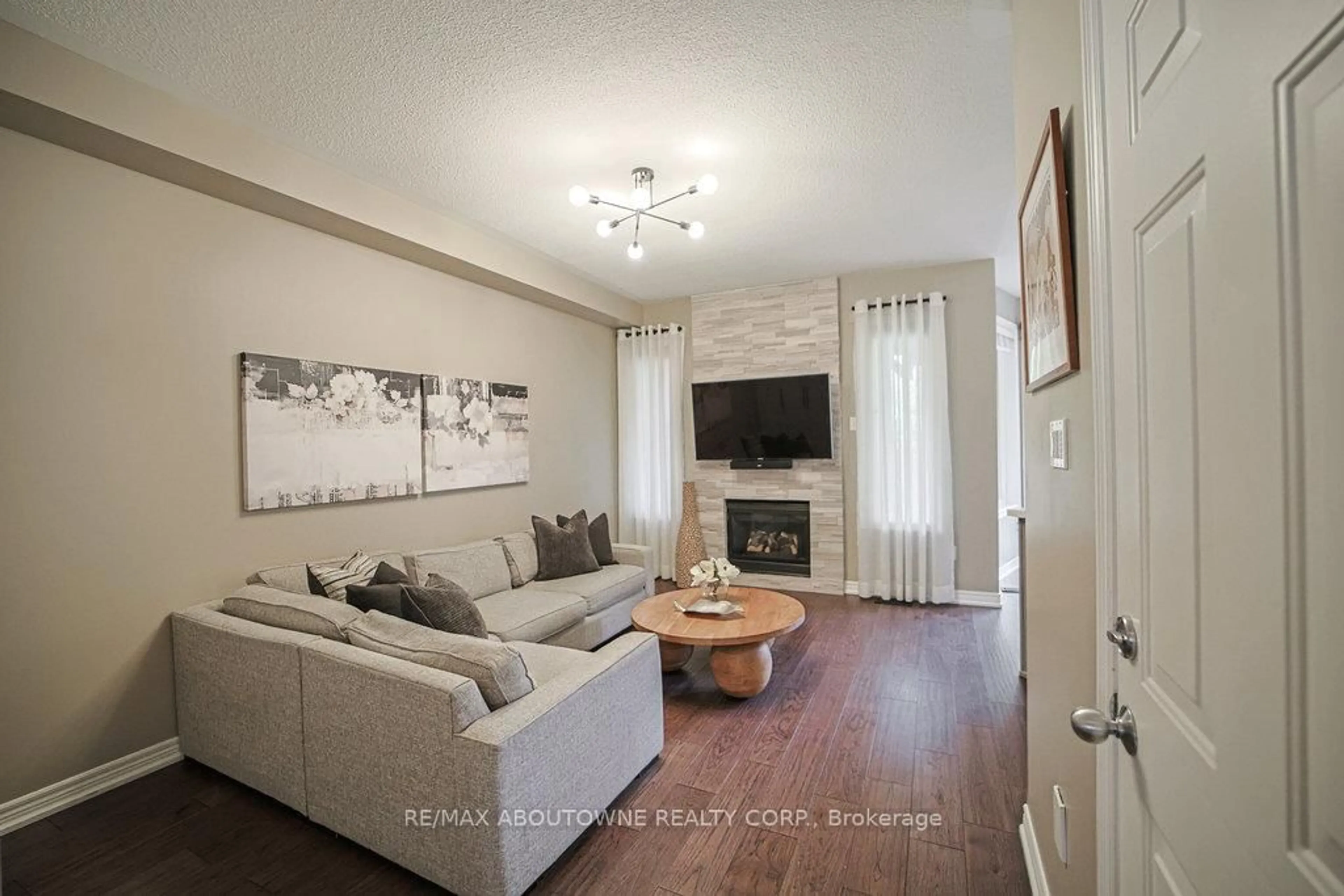 Living room with furniture, wood/laminate floor for 3432 Robin Hill Circ, Oakville Ontario L6L 6X2