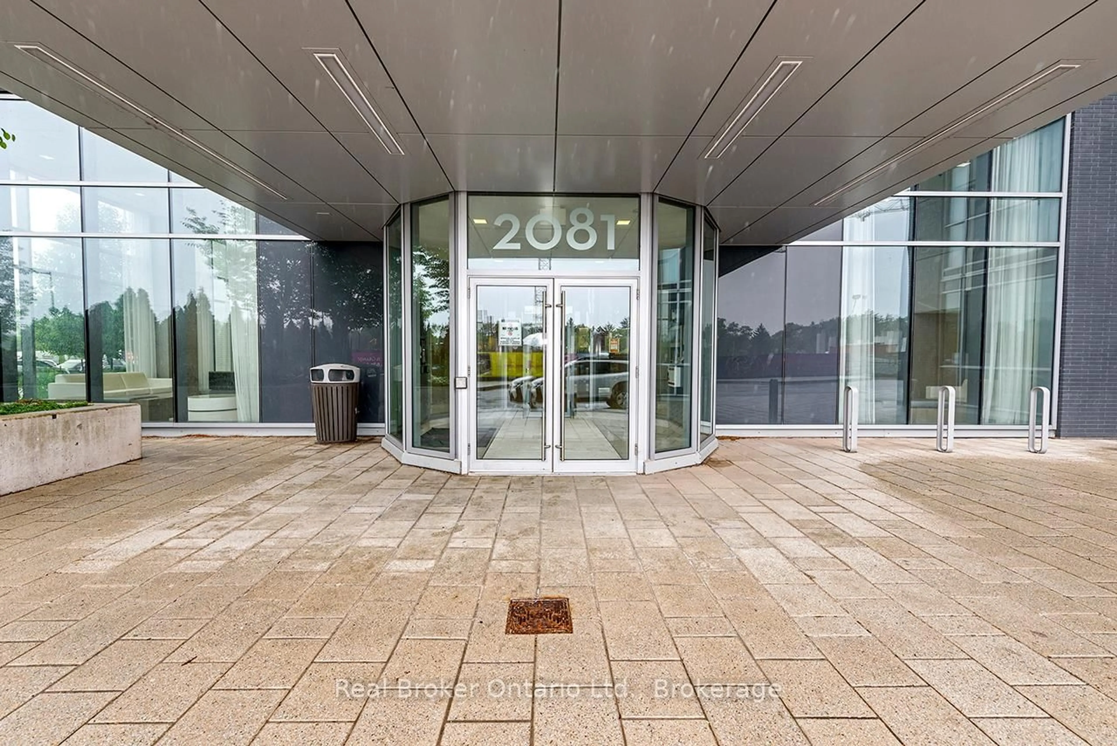Indoor foyer for 2081 Fairview St #611, Burlington Ontario L7R 0E4