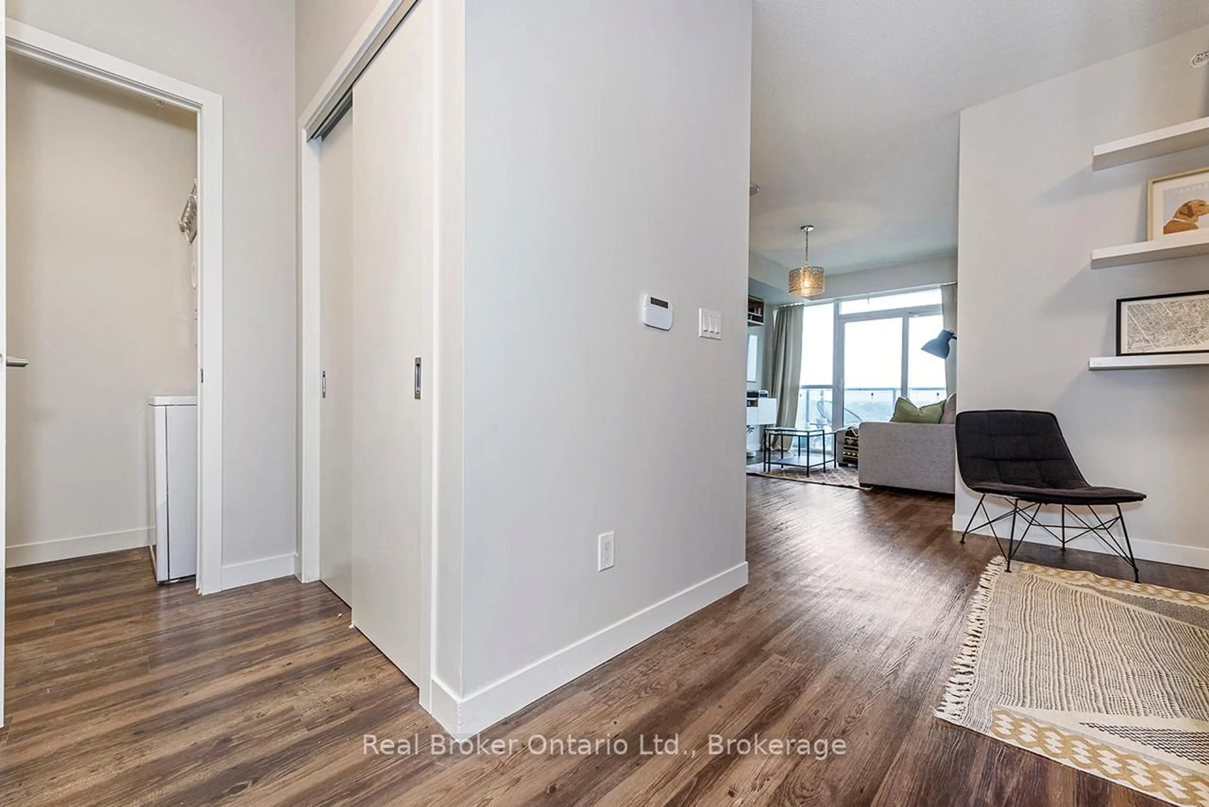 Indoor entryway for 2081 Fairview St #611, Burlington Ontario L7R 0E4