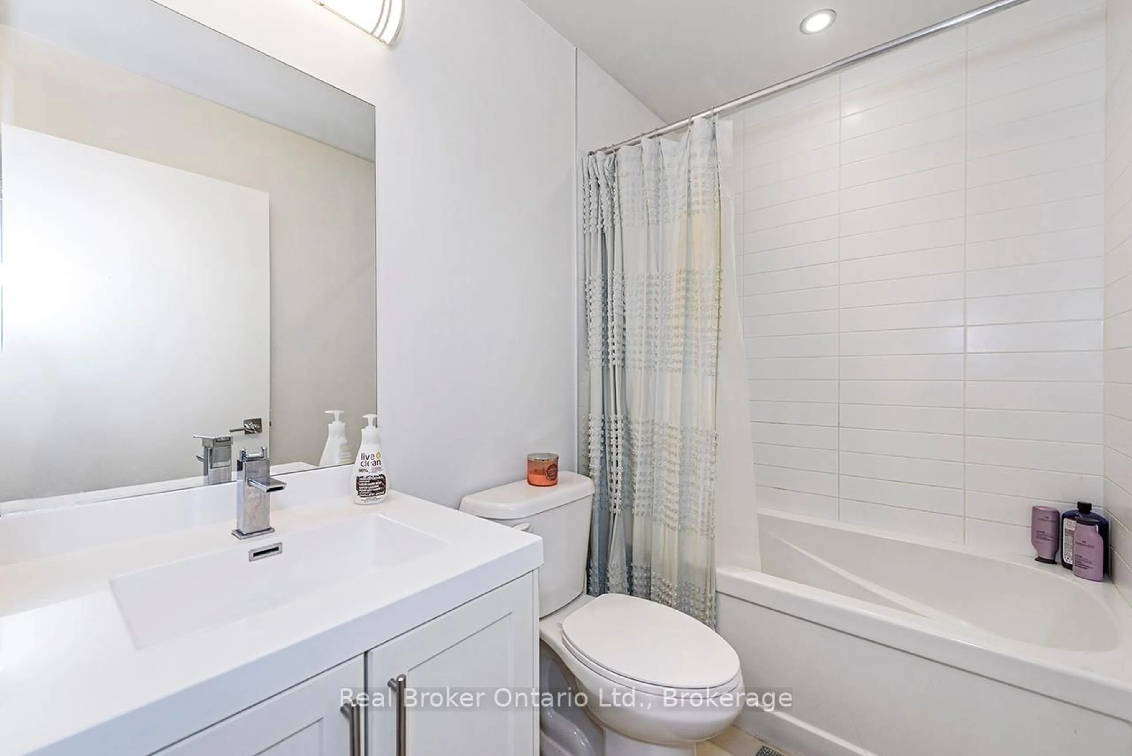 Standard bathroom, unknown for 2081 Fairview St #611, Burlington Ontario L7R 0E4