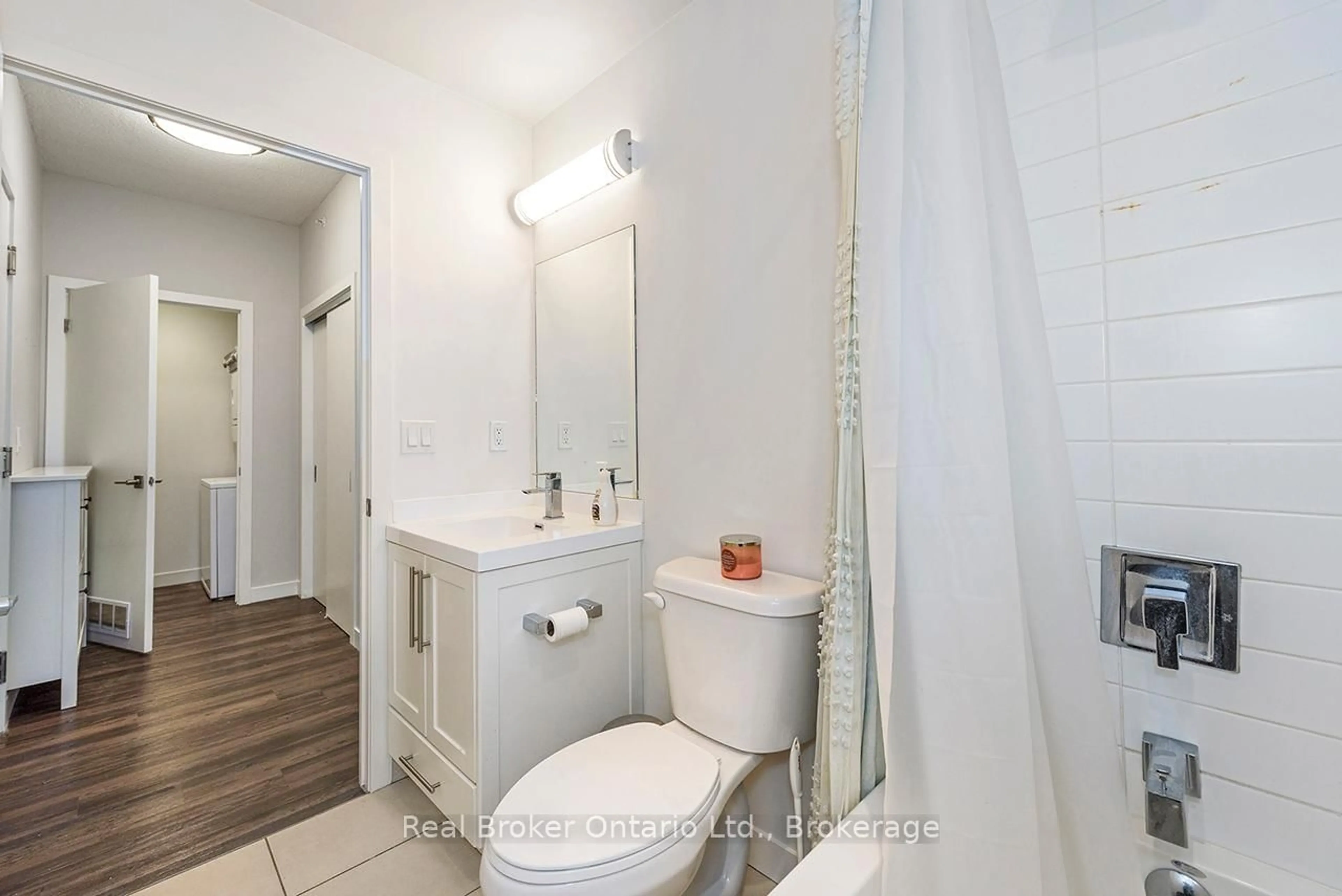 Standard bathroom, ceramic/tile floor for 2081 Fairview St #611, Burlington Ontario L7R 0E4