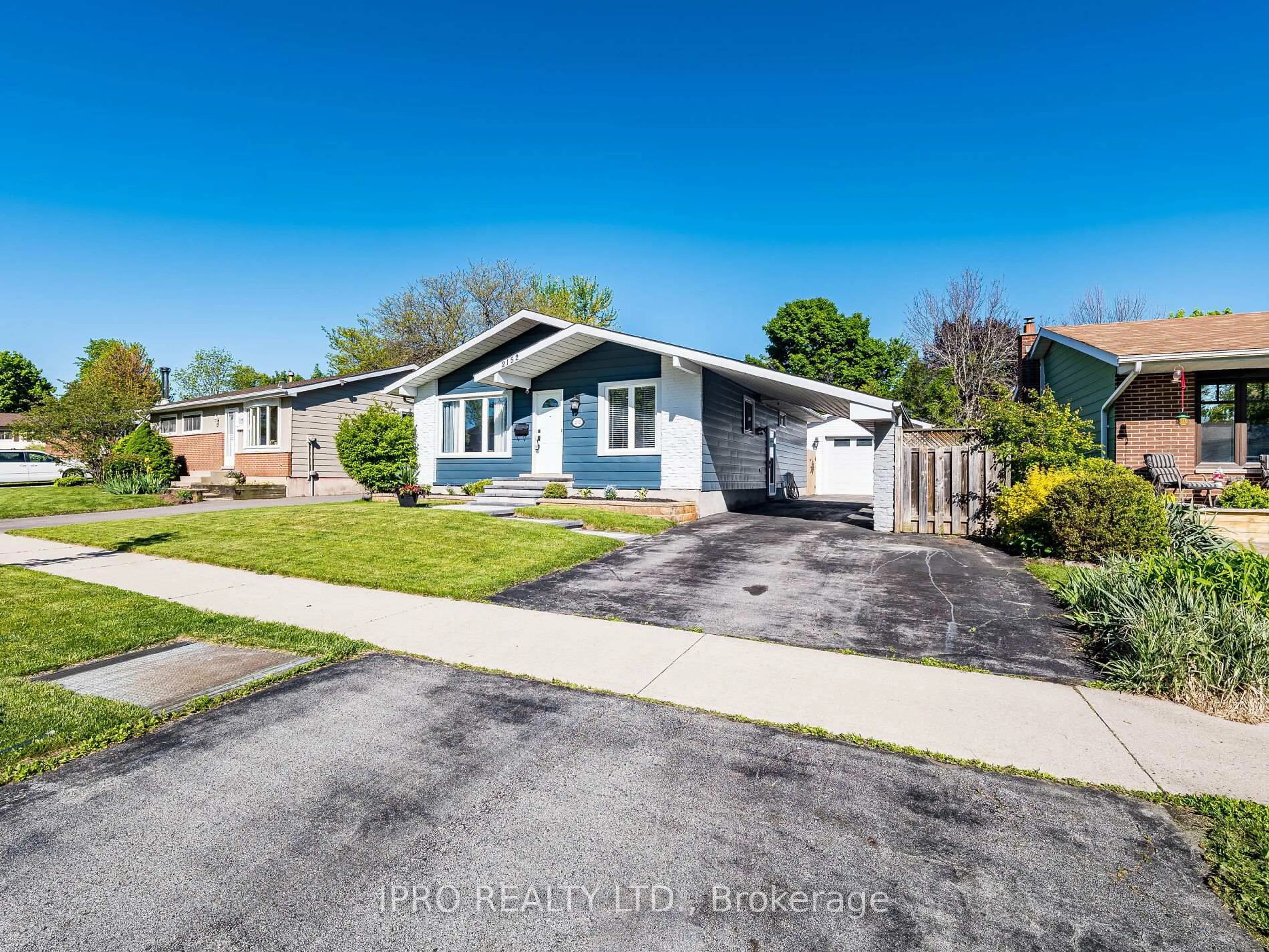 A pic from outside/outdoor area/front of a property/back of a property/a pic from drone, street for 2152 Falmouth Terr, Burlington Ontario L7P 1X9