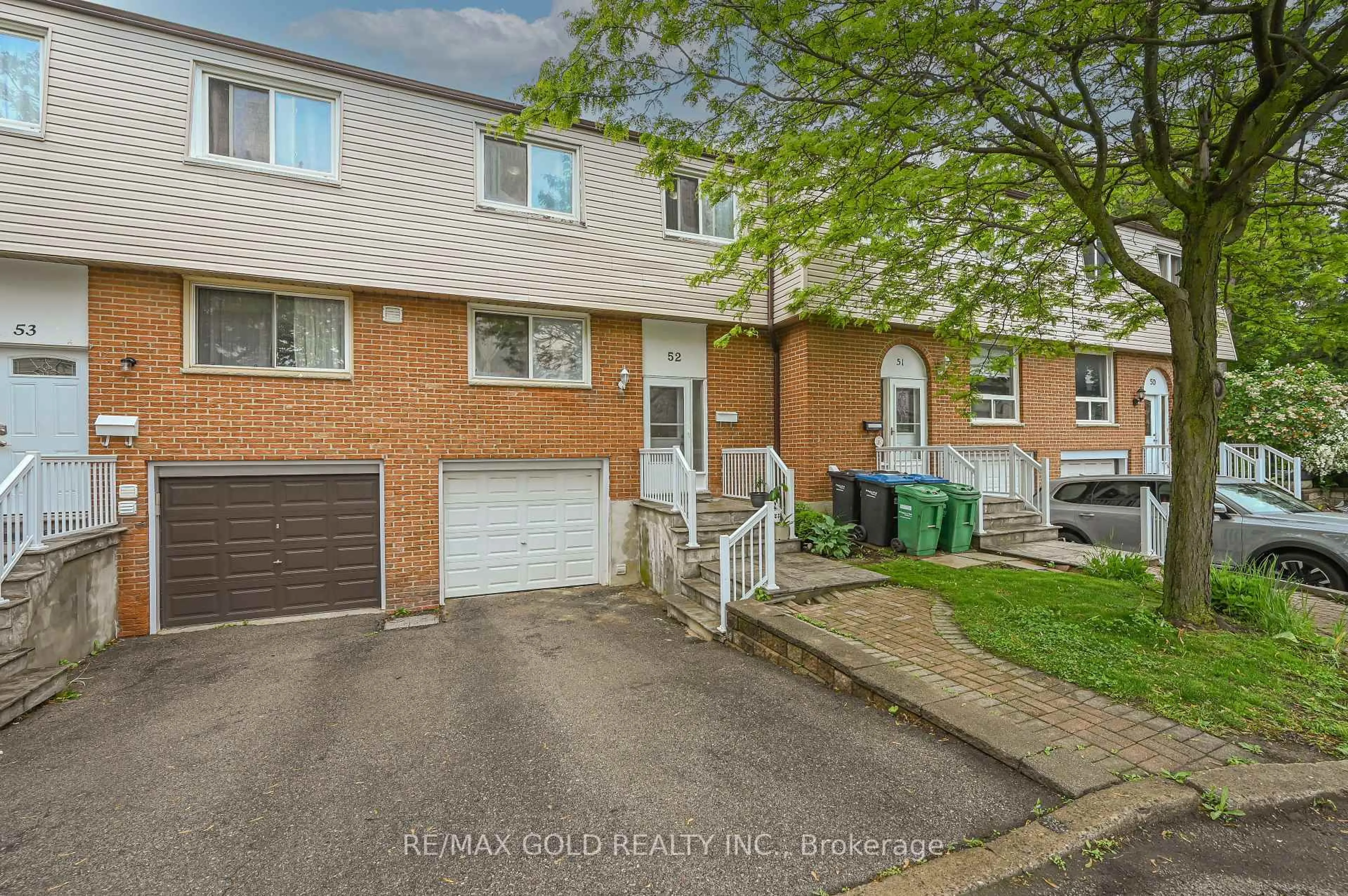 A pic from outside/outdoor area/front of a property/back of a property/a pic from drone, street for 3525 Brandon Gate Dr #52, Mississauga Ontario L4T 3M3
