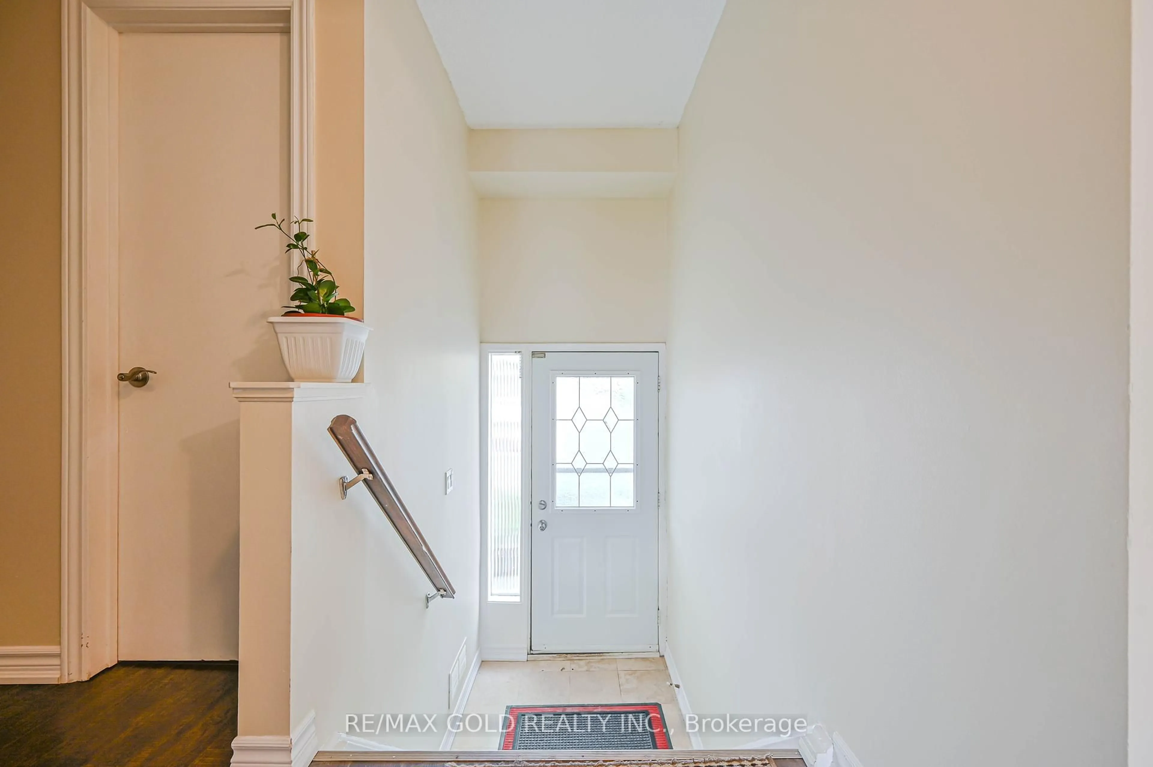 Indoor entryway for 3525 Brandon Gate Dr #52, Mississauga Ontario L4T 3M3
