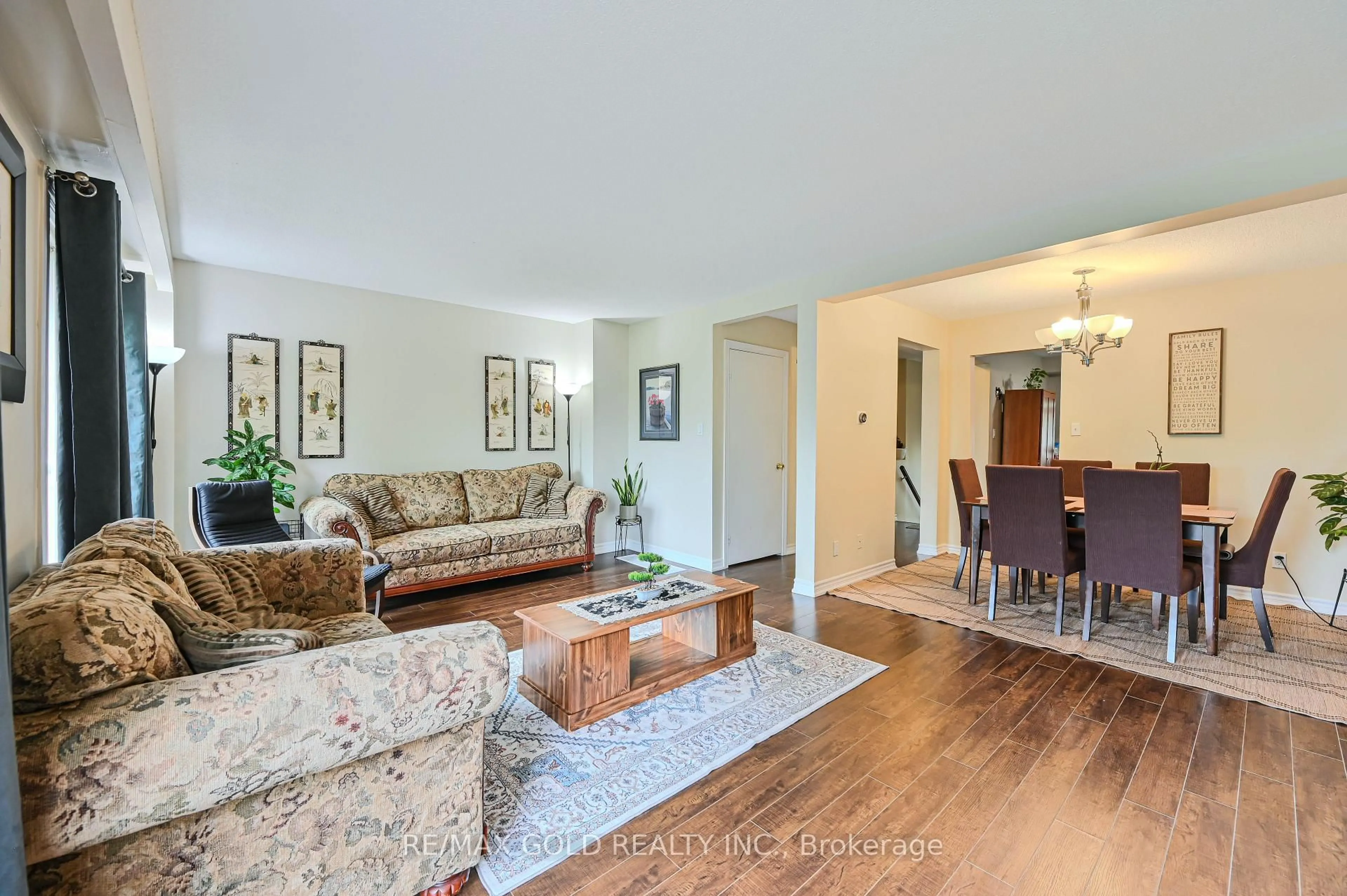 Living room with furniture, wood/laminate floor for 3525 Brandon Gate Dr #52, Mississauga Ontario L4T 3M3