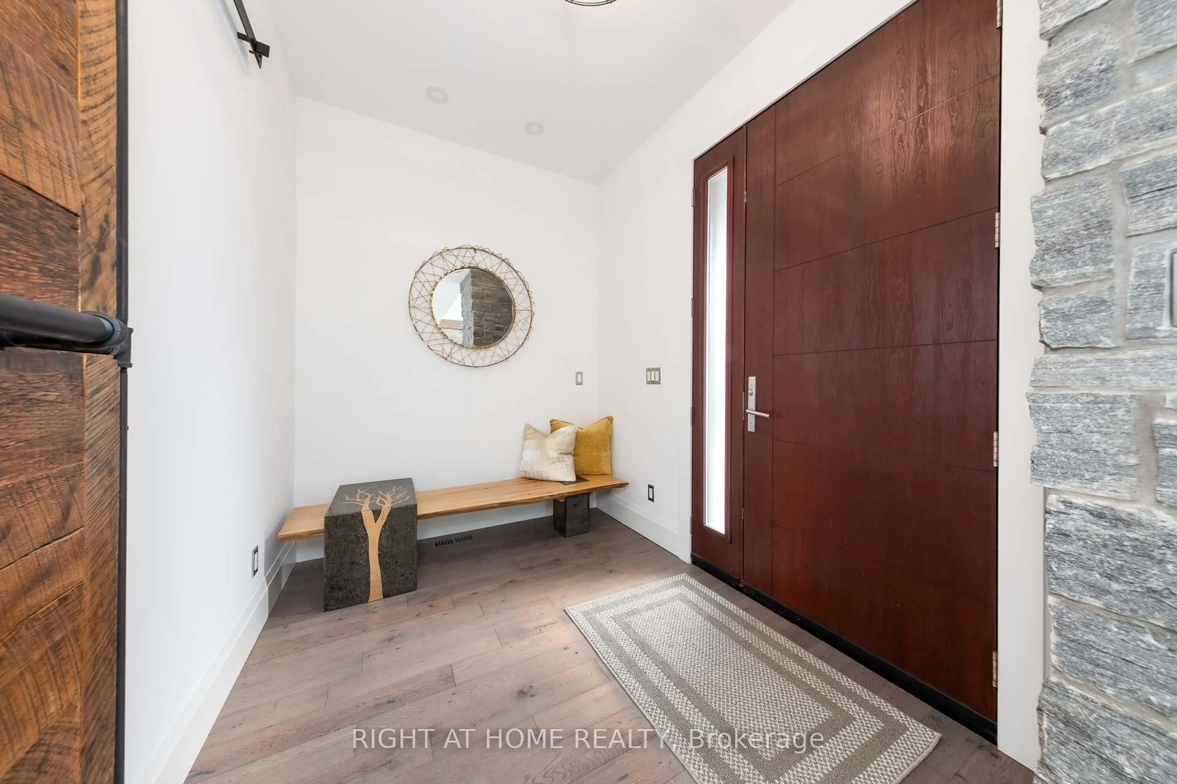 Indoor entryway for 1207 STIRLING Dr, Oakville Ontario L6L 1E5