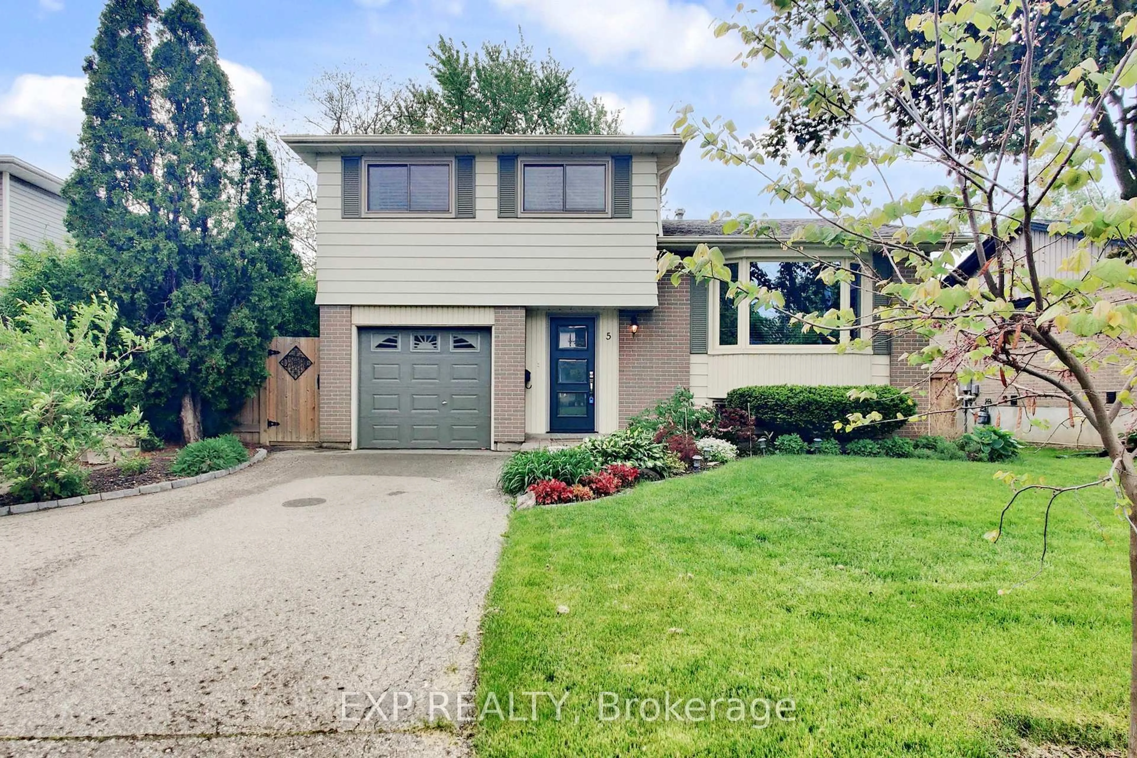 Home with vinyl exterior material, street for 5 Lockton Cres, Brampton Ontario L6W 1C2