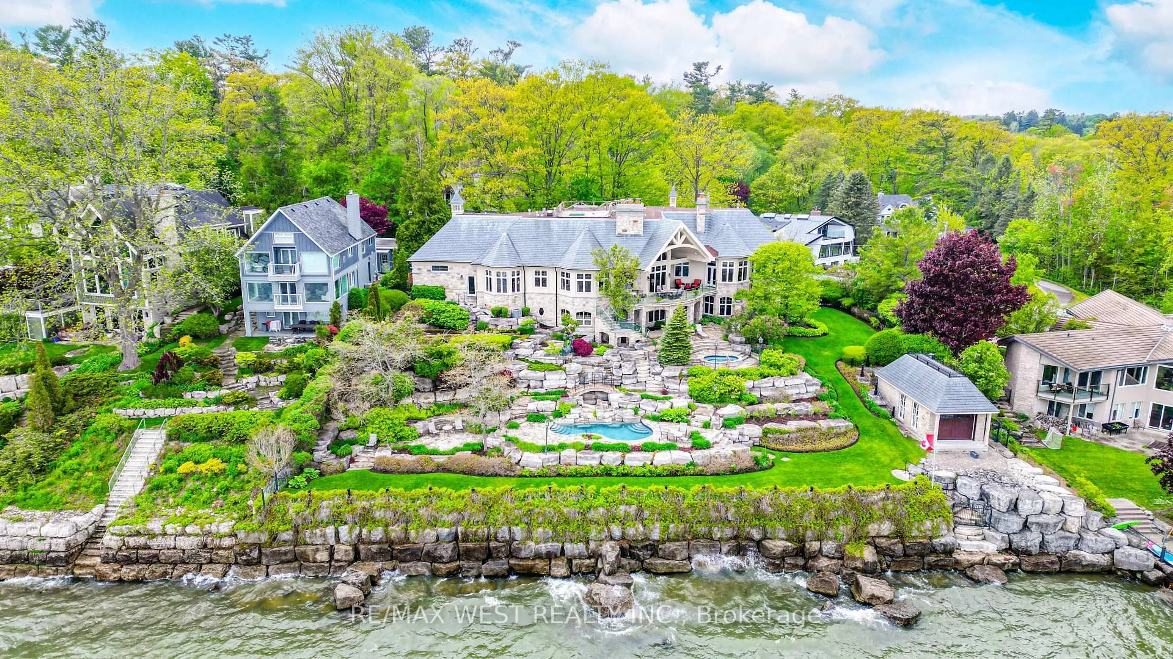 A pic from outside/outdoor area/front of a property/back of a property/a pic from drone, water/lake/river/ocean view for 872 WHITTIER Cres, Mississauga Ontario L5H 2X3