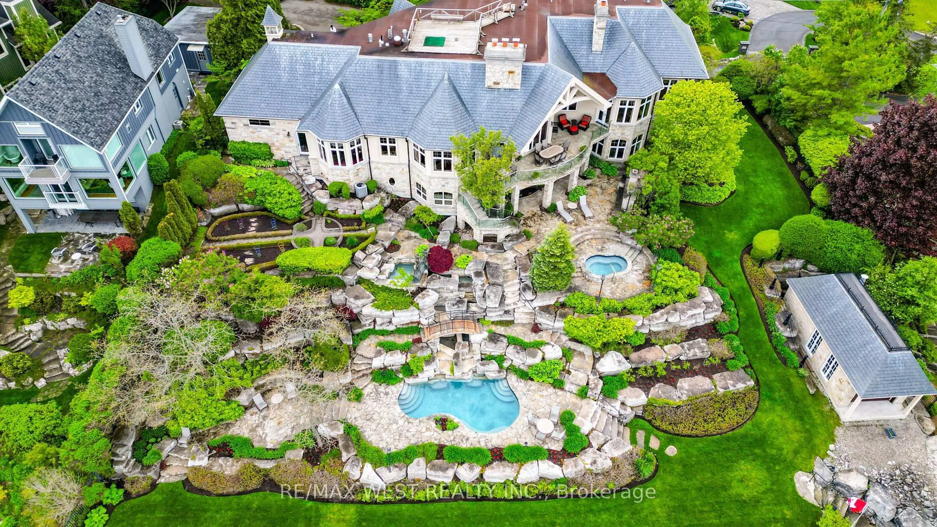 A pic from outside/outdoor area/front of a property/back of a property/a pic from drone, unknown for 872 WHITTIER Cres, Mississauga Ontario L5H 2X3
