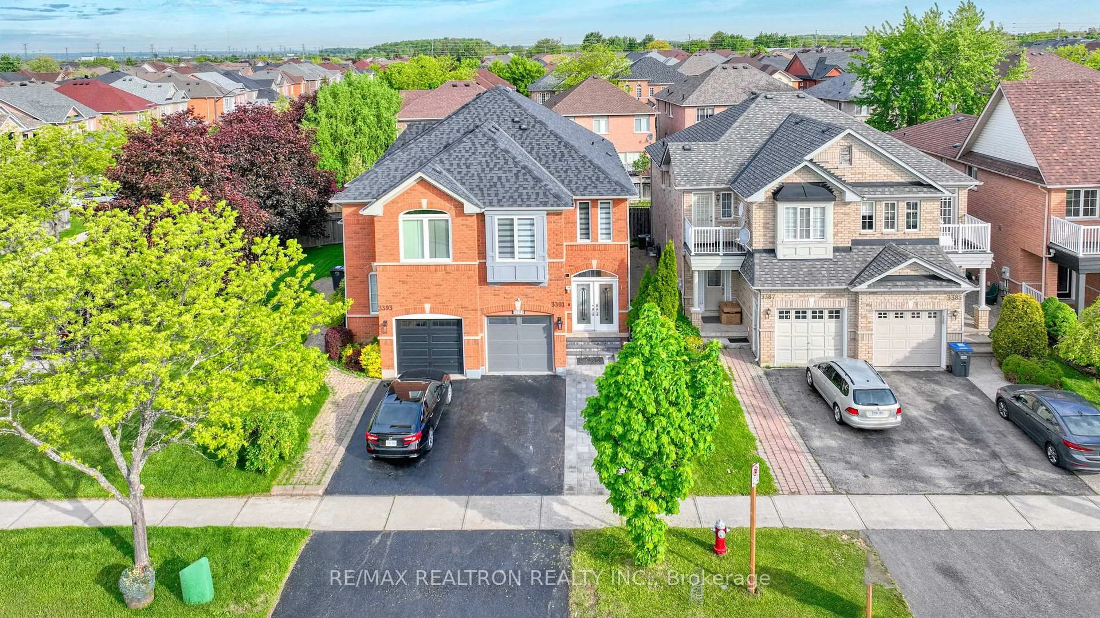 A pic from outside/outdoor area/front of a property/back of a property/a pic from drone, street for 3391 Mcdowell Dr, Mississauga Ontario L5M 6R7