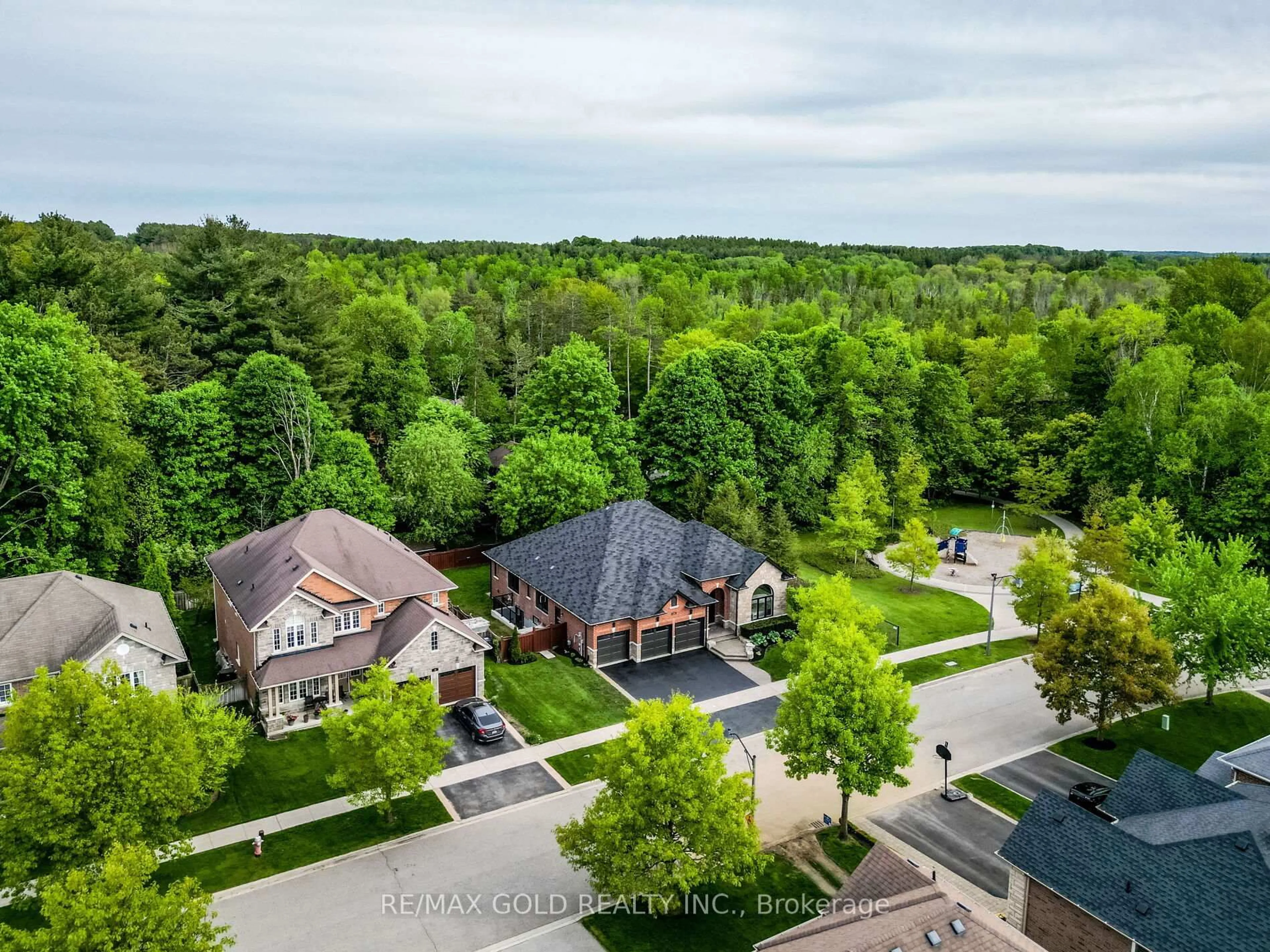 A pic from outside/outdoor area/front of a property/back of a property/a pic from drone, unknown for 35 Borland Cres, Caledon Ontario L7C 3M4