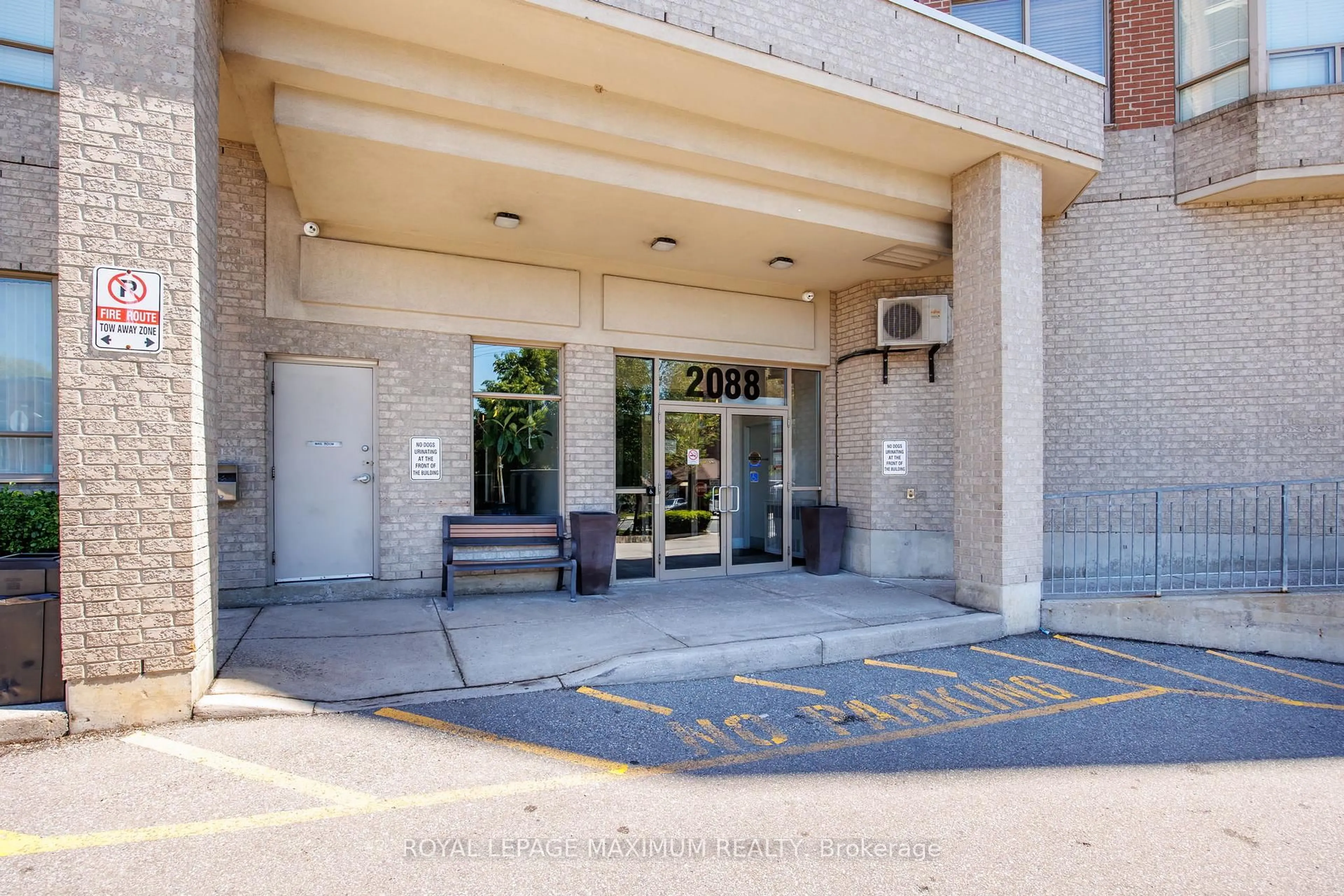 Indoor foyer for 2088 Lawrence Ave #807, Toronto Ontario M9N 2Z9