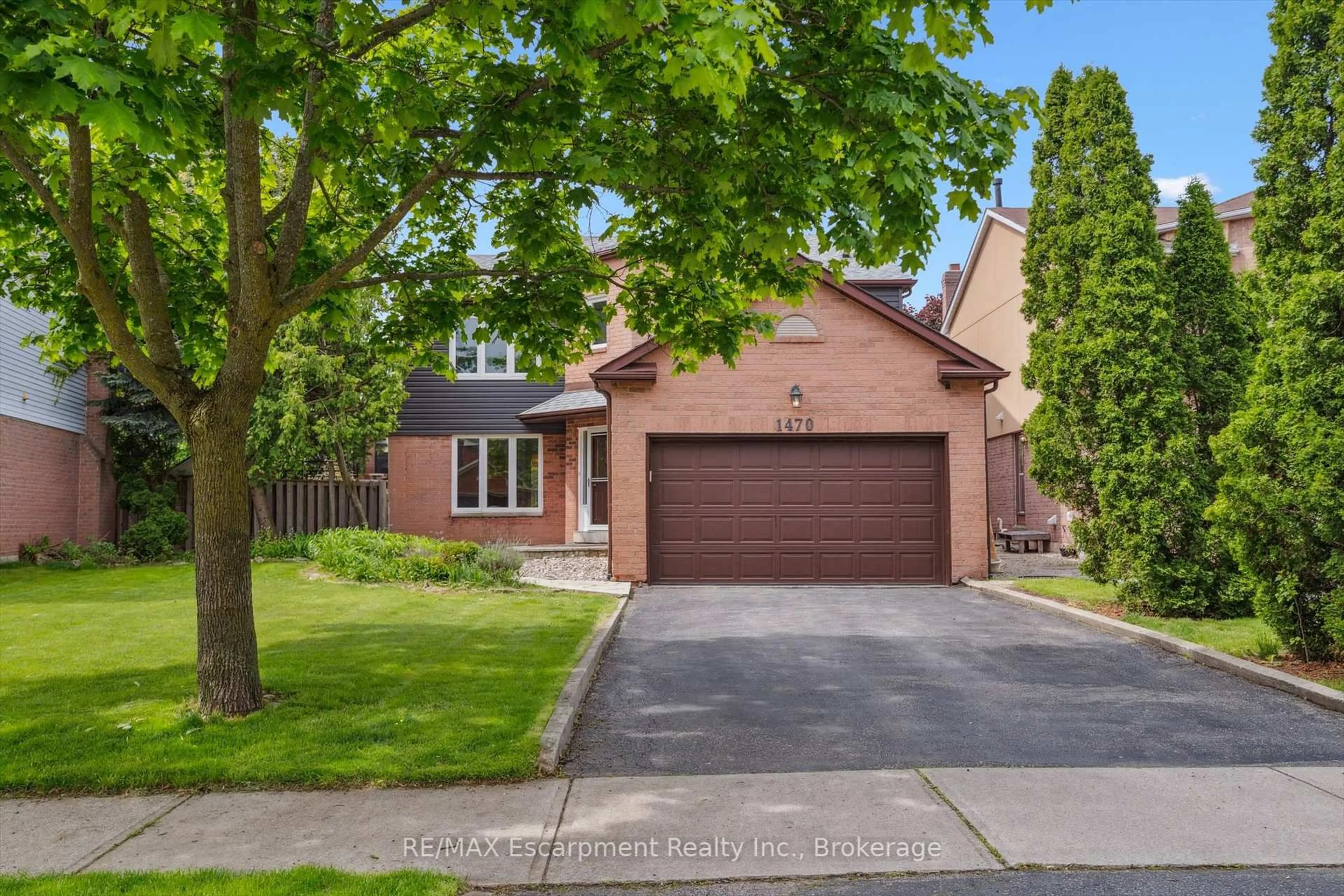 Home with brick exterior material, street for 1470 Thistledown Rd, Oakville Ontario L6M 1Z1