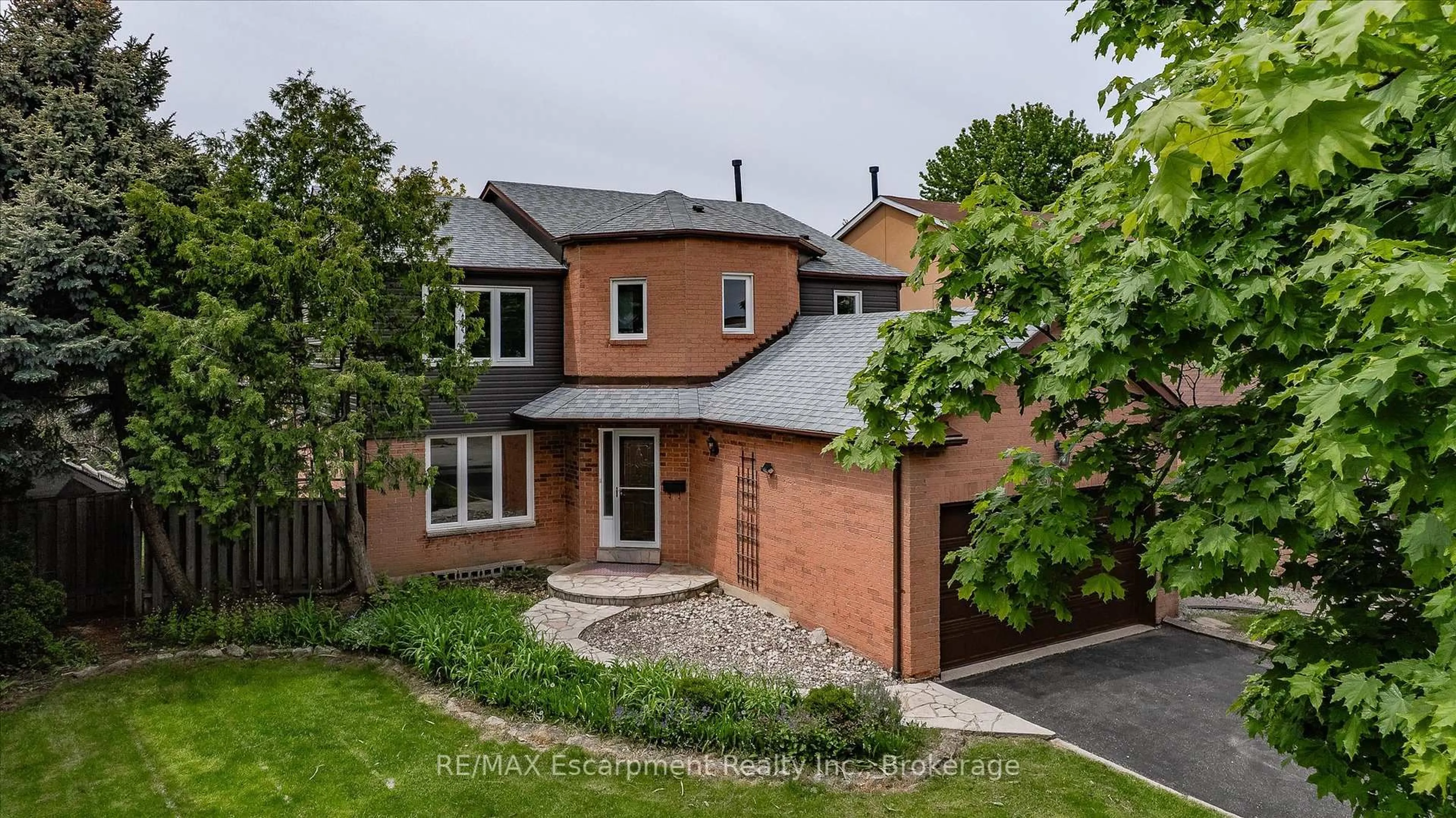 Home with brick exterior material, street for 1470 Thistledown Rd, Oakville Ontario L6M 1Z1