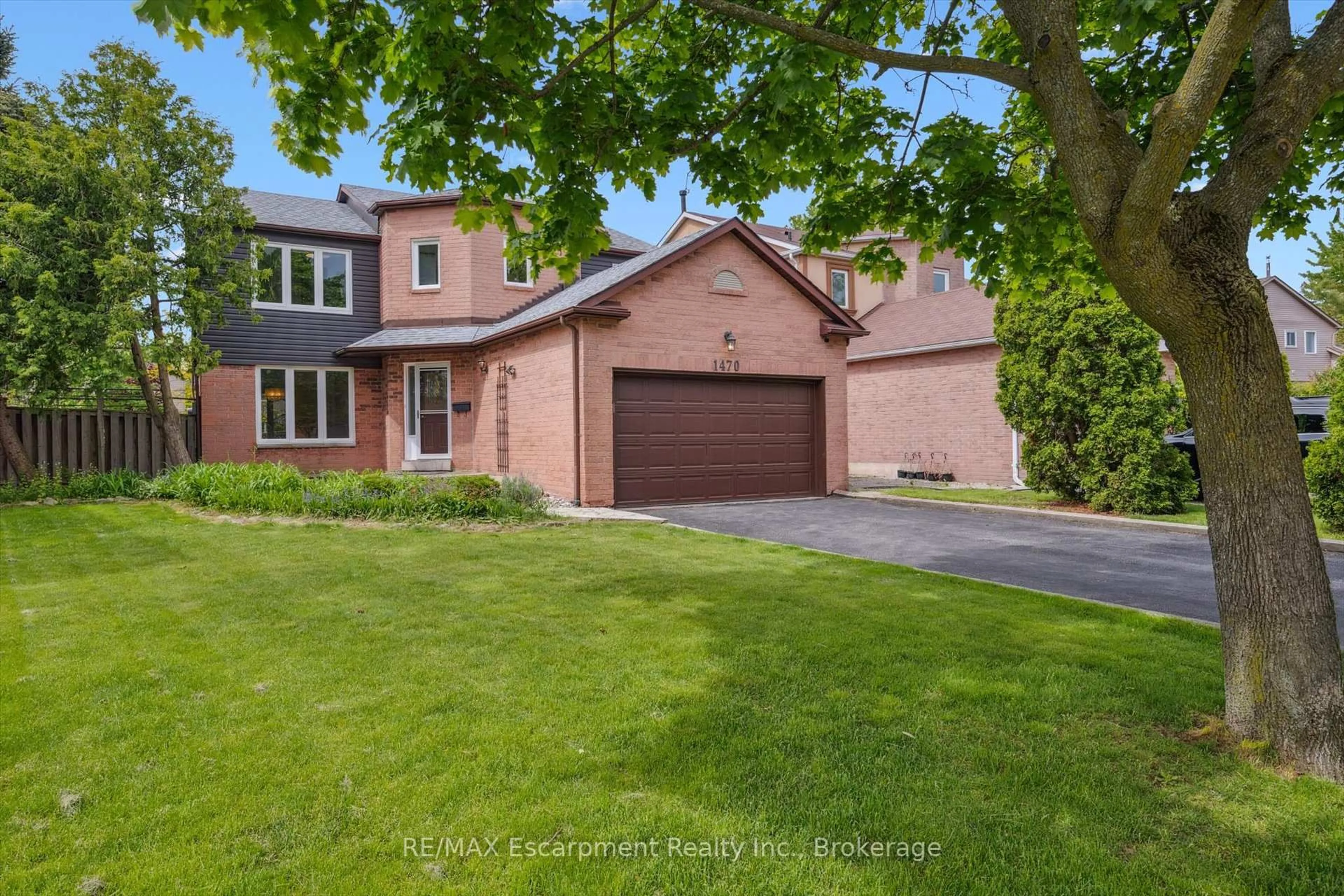 Home with brick exterior material, street for 1470 Thistledown Rd, Oakville Ontario L6M 1Z1