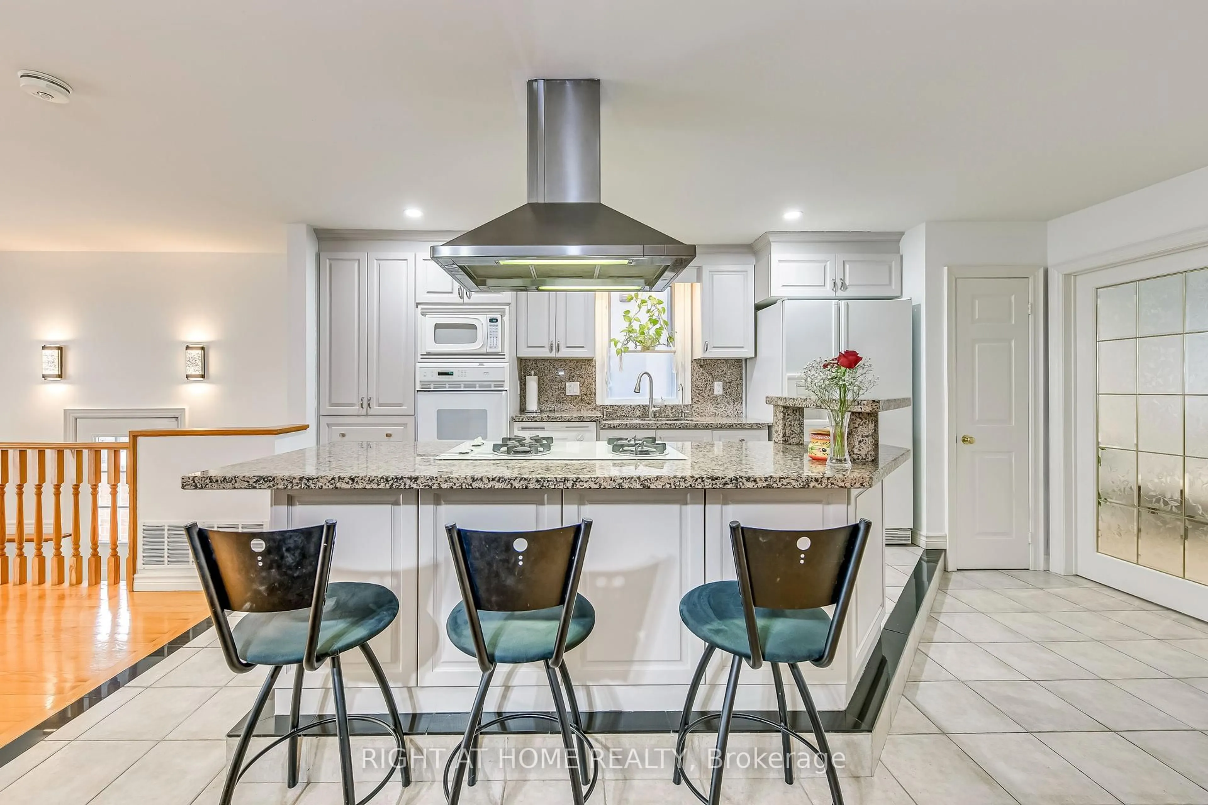 Open concept kitchen, ceramic/tile floor for 963 Hampton Cres, Mississauga Ontario L5G 4G7