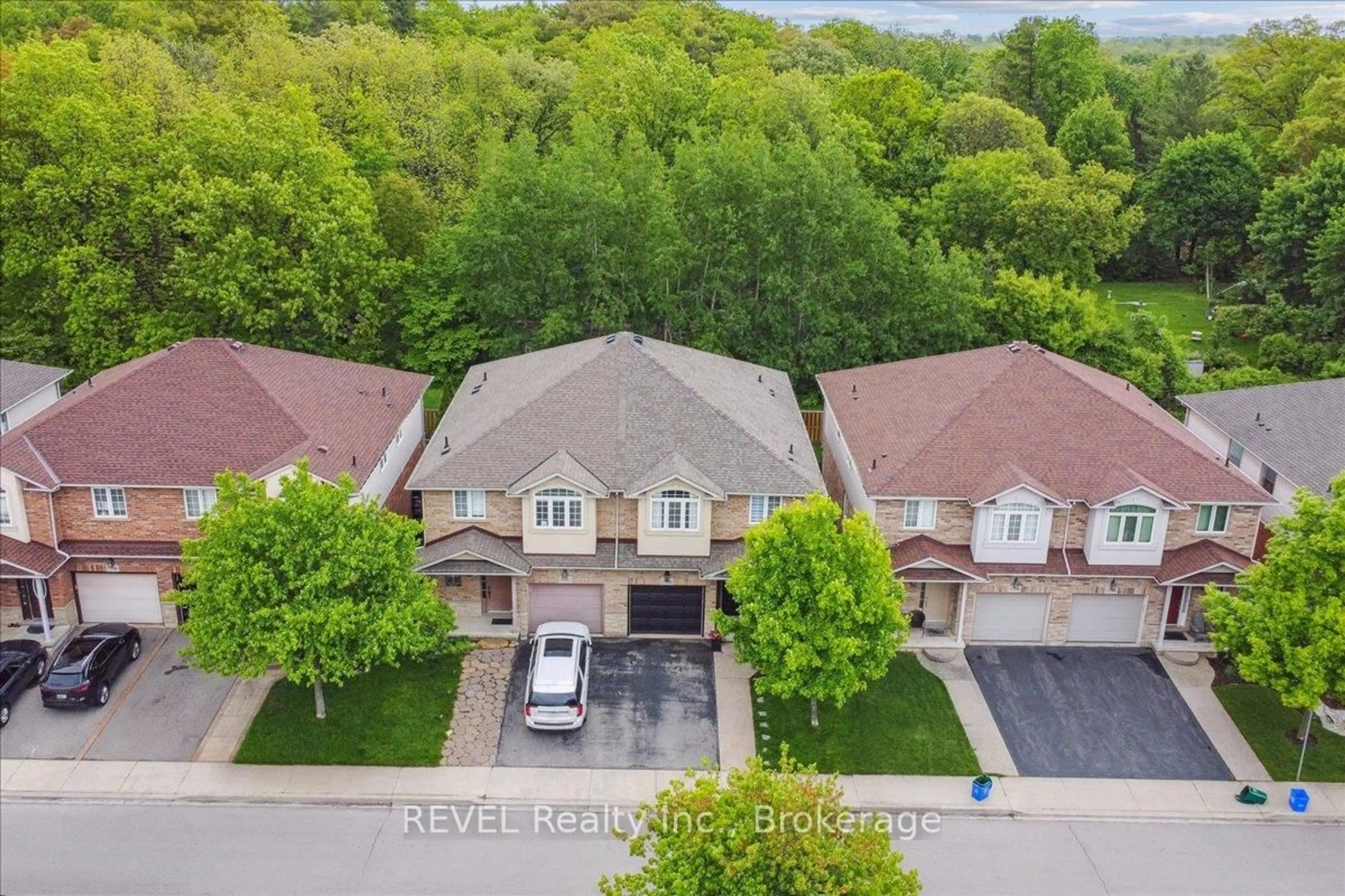 A pic from outside/outdoor area/front of a property/back of a property/a pic from drone, street for 5300 Picketts Way, Burlington Ontario L7L 7J6