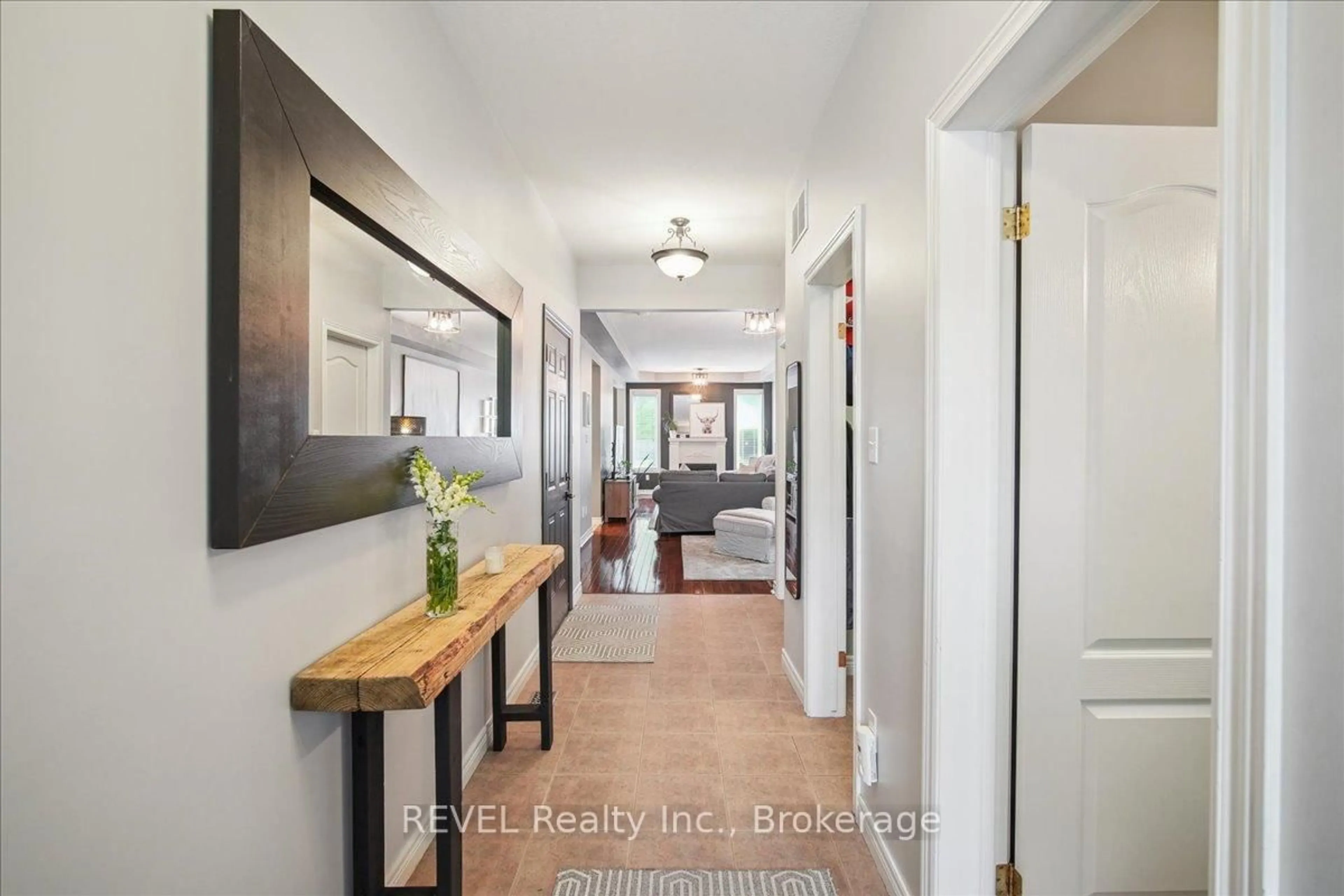 Indoor entryway for 5300 Picketts Way, Burlington Ontario L7L 7J6