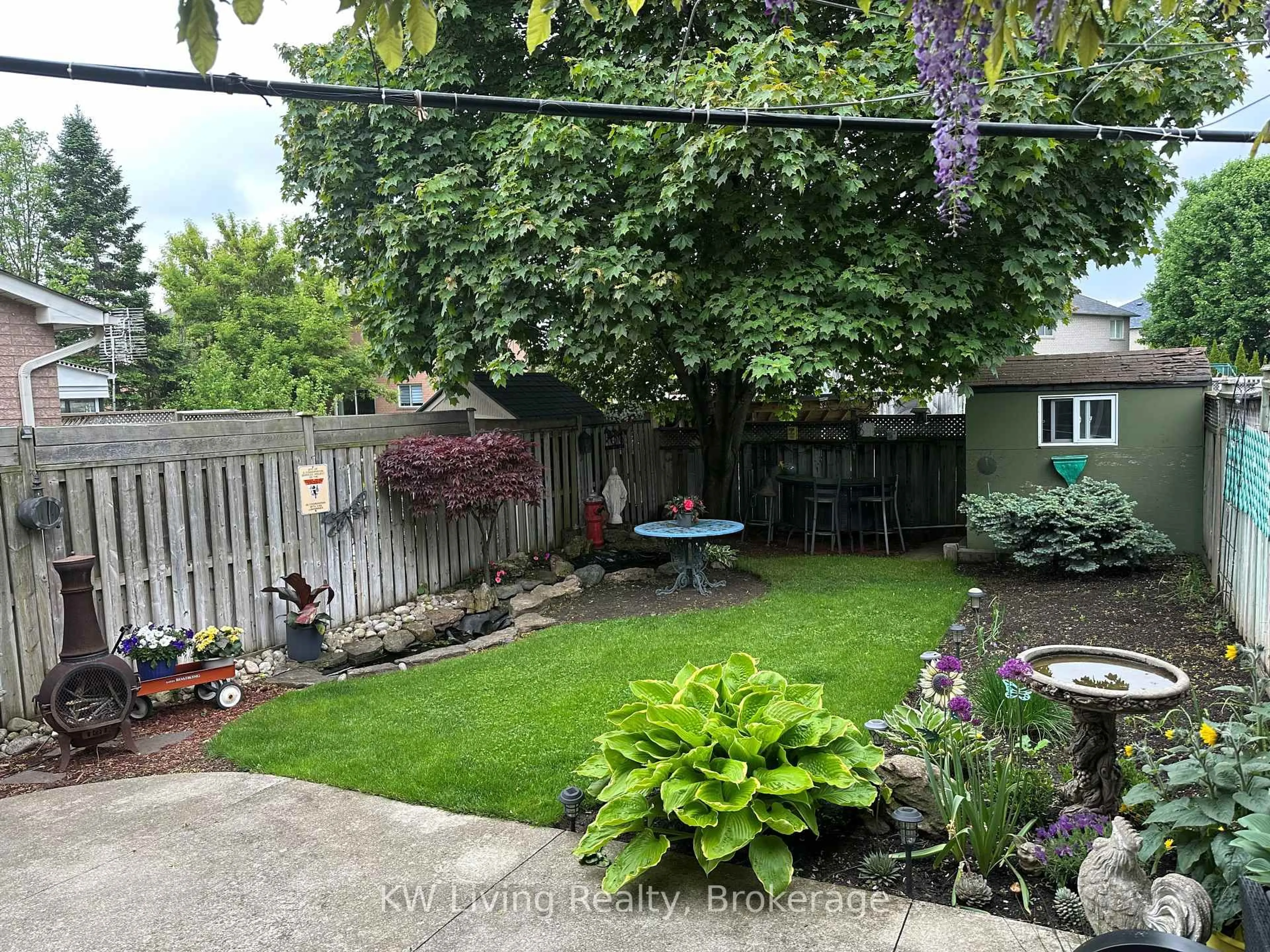 A pic from outside/outdoor area/front of a property/back of a property/a pic from drone, street for 1249 Quest Circ, Mississauga Ontario L5N 8B6