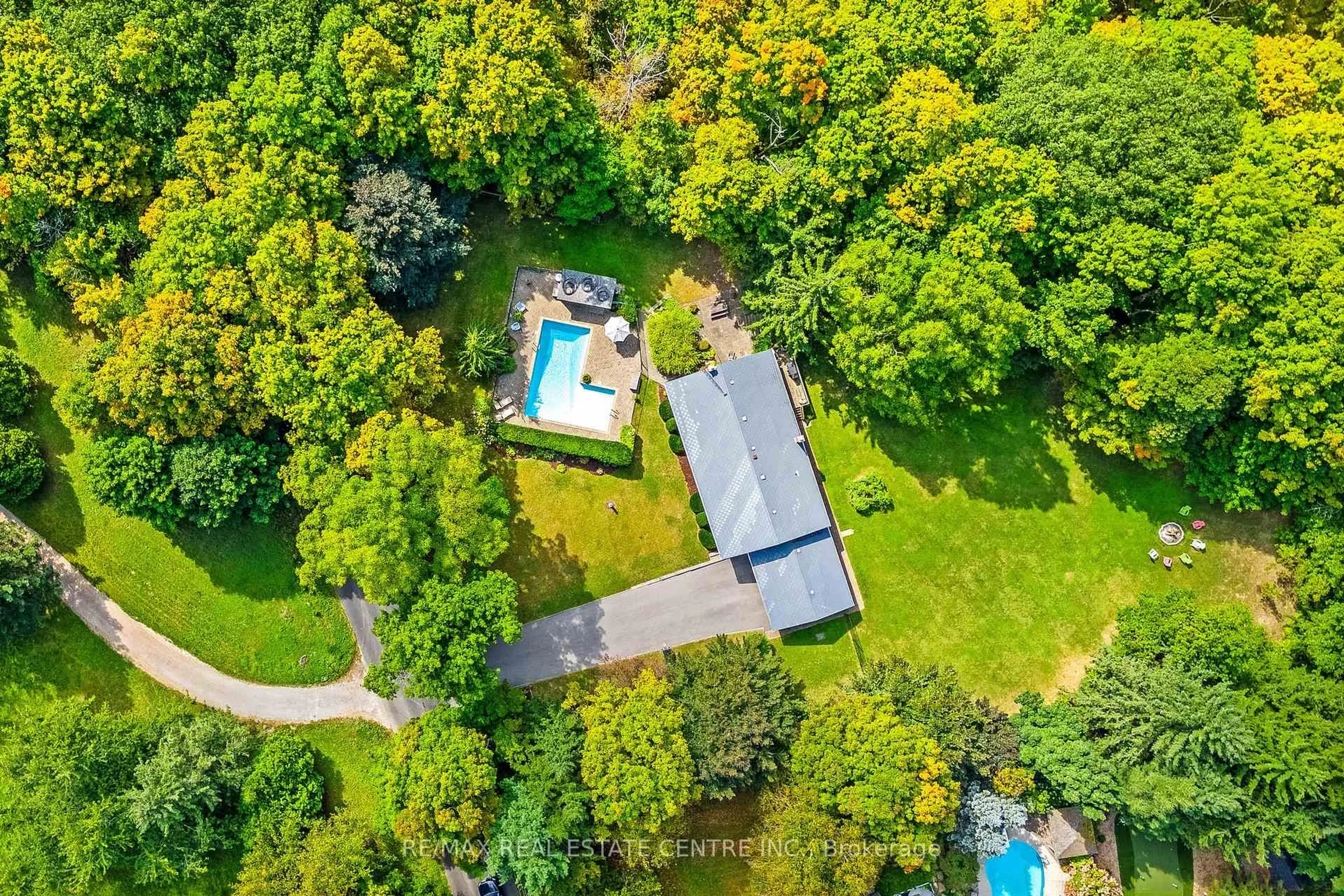 A pic from outside/outdoor area/front of a property/back of a property/a pic from drone, unknown for 2157 8 Side Road N/A, Burlington Ontario L7P 0M4