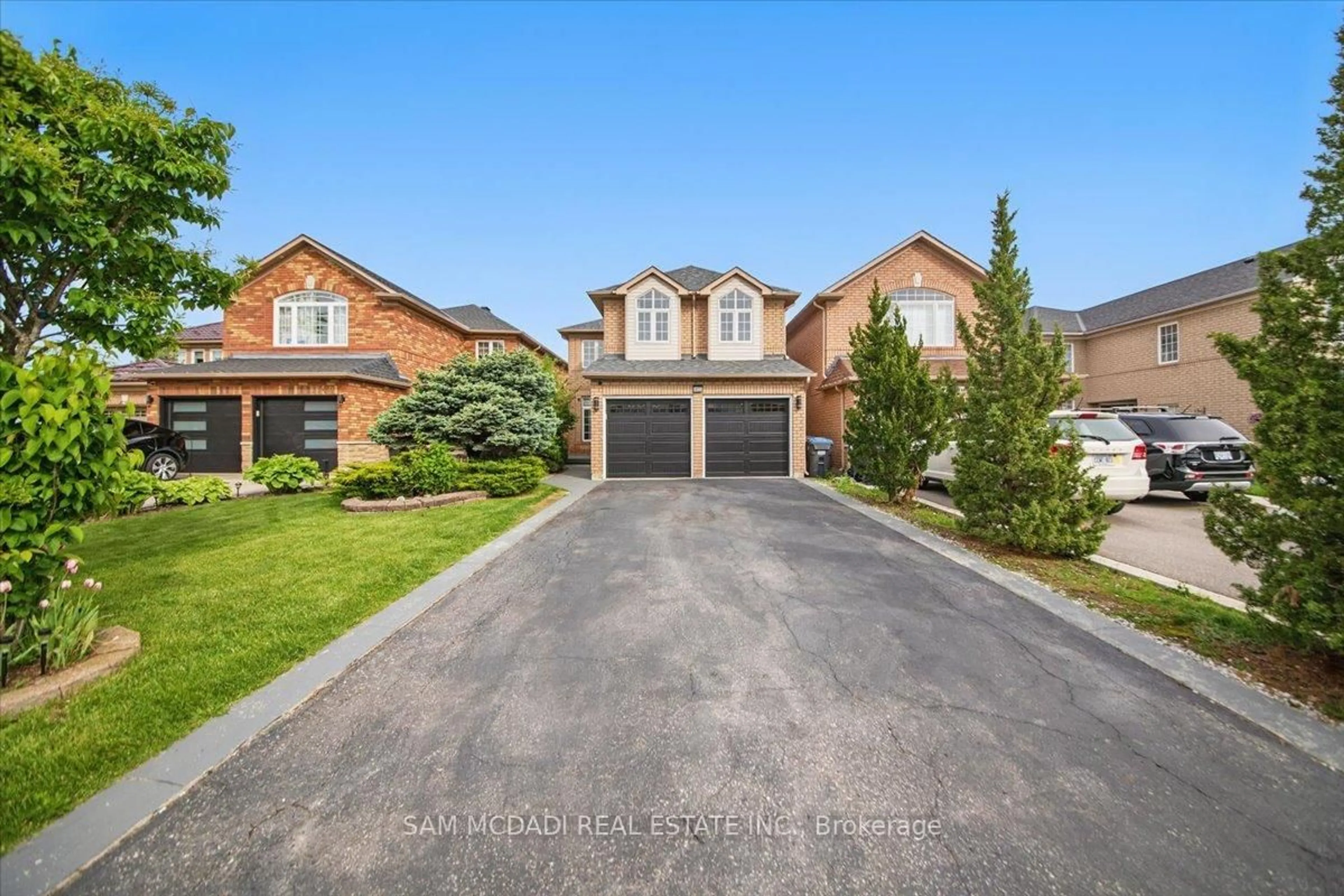 A pic from outside/outdoor area/front of a property/back of a property/a pic from drone, street for 3344 Laburnum Cres, Mississauga Ontario L5N 7M2