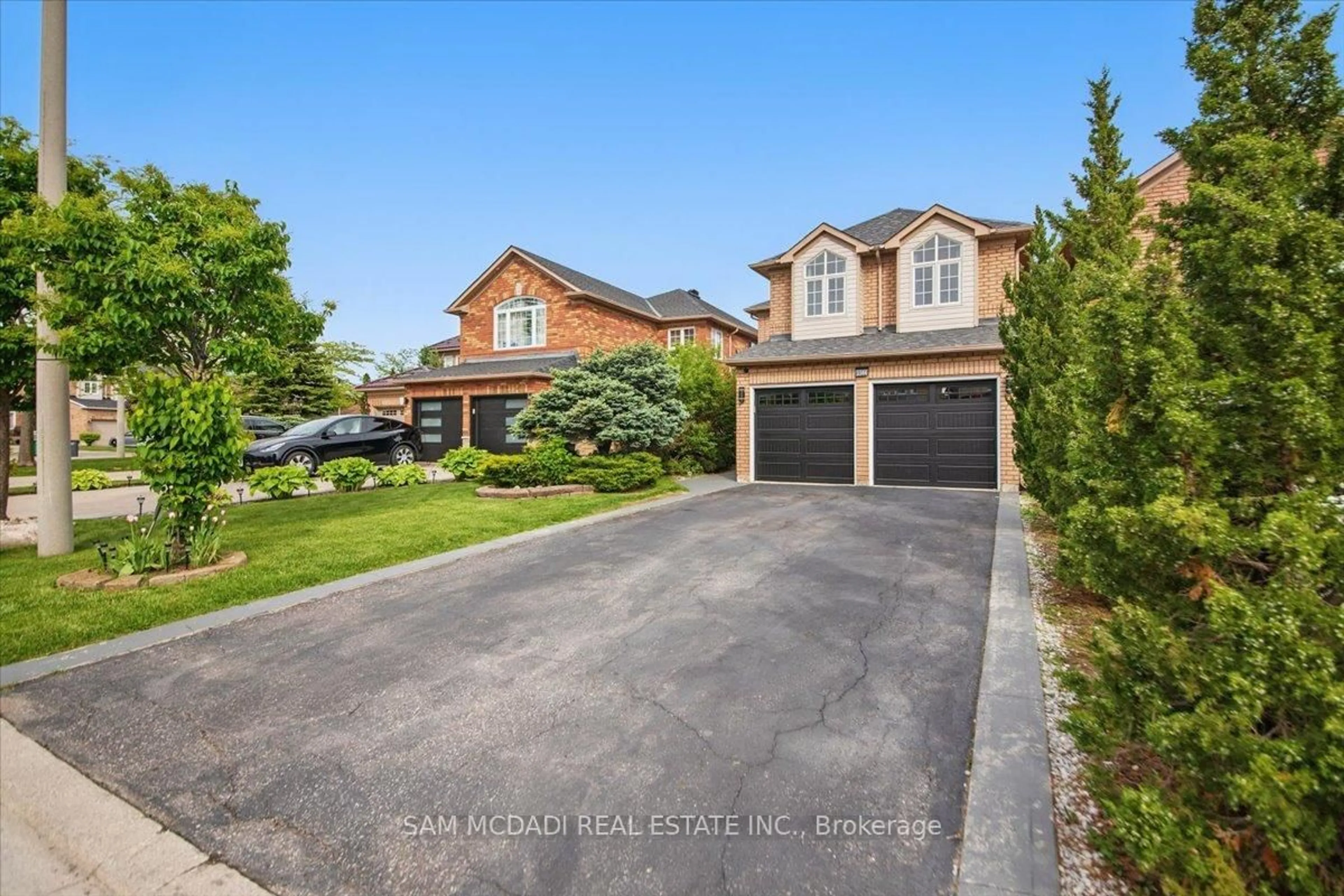 A pic from outside/outdoor area/front of a property/back of a property/a pic from drone, street for 3344 Laburnum Cres, Mississauga Ontario L5N 7M2