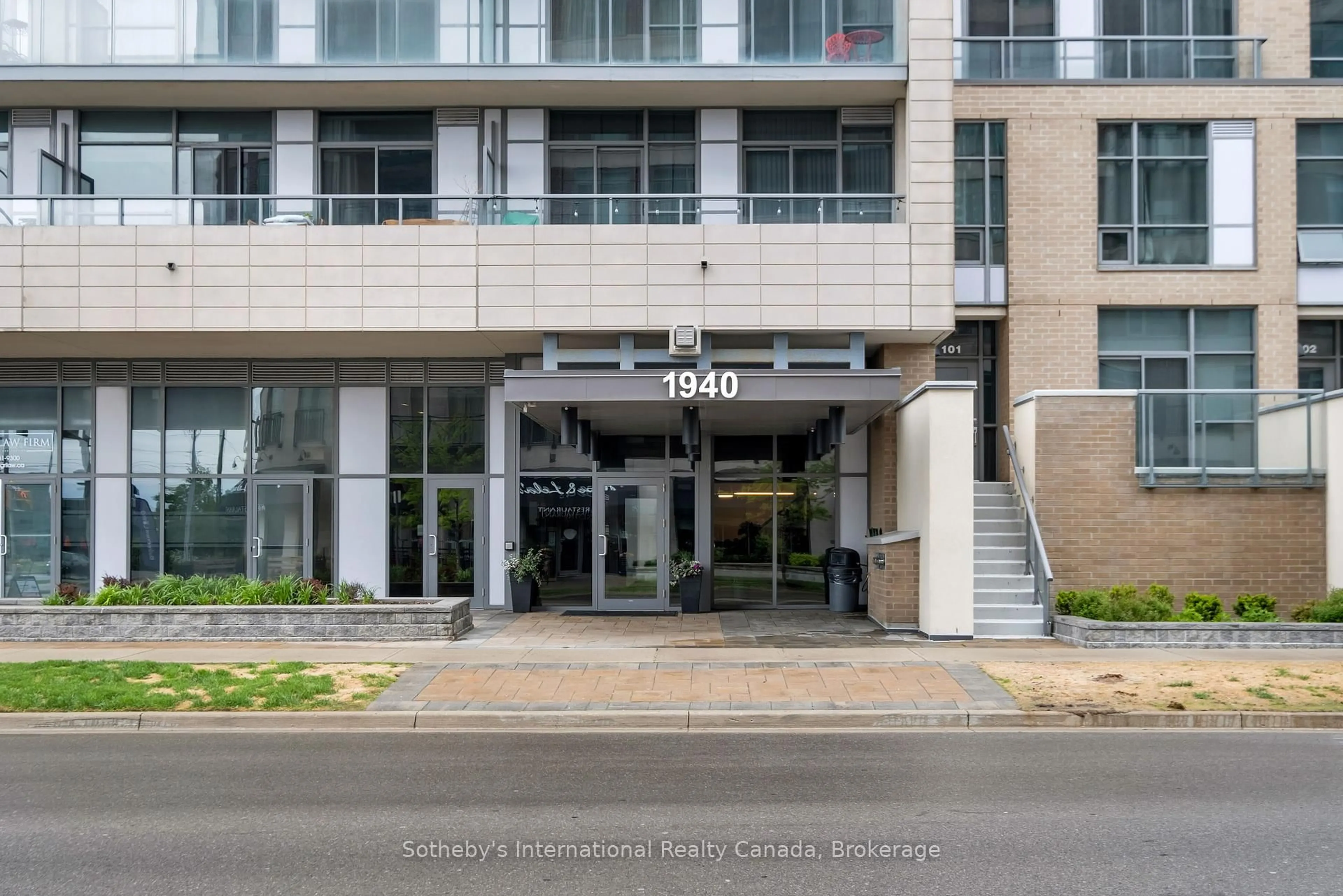 Indoor foyer for 1940 Ironstone Dr #1101, Burlington Ontario L7L 0E4