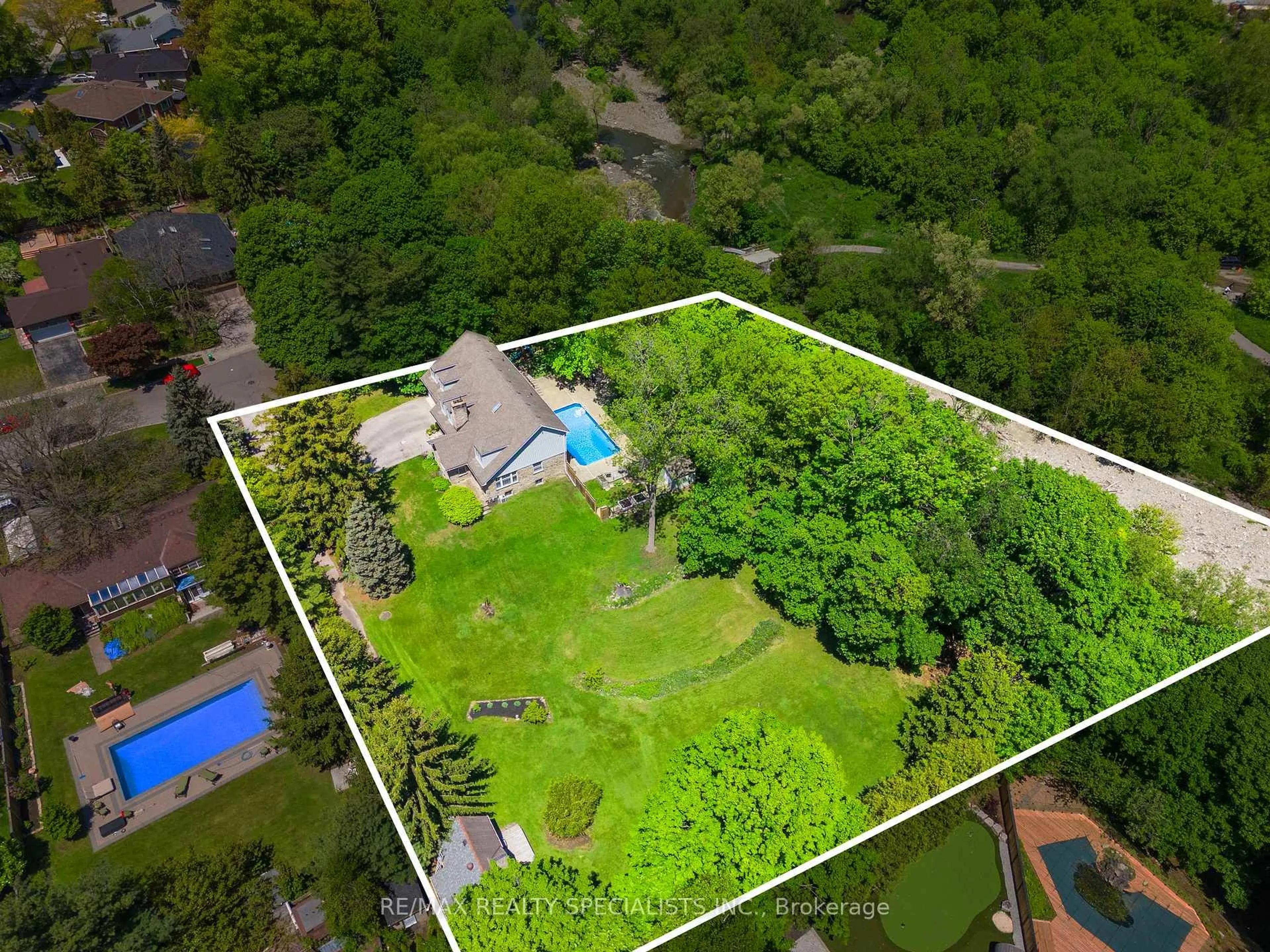 A pic from outside/outdoor area/front of a property/back of a property/a pic from drone, unknown for 1690 Sherway Dr, Mississauga Ontario L4X 1C7