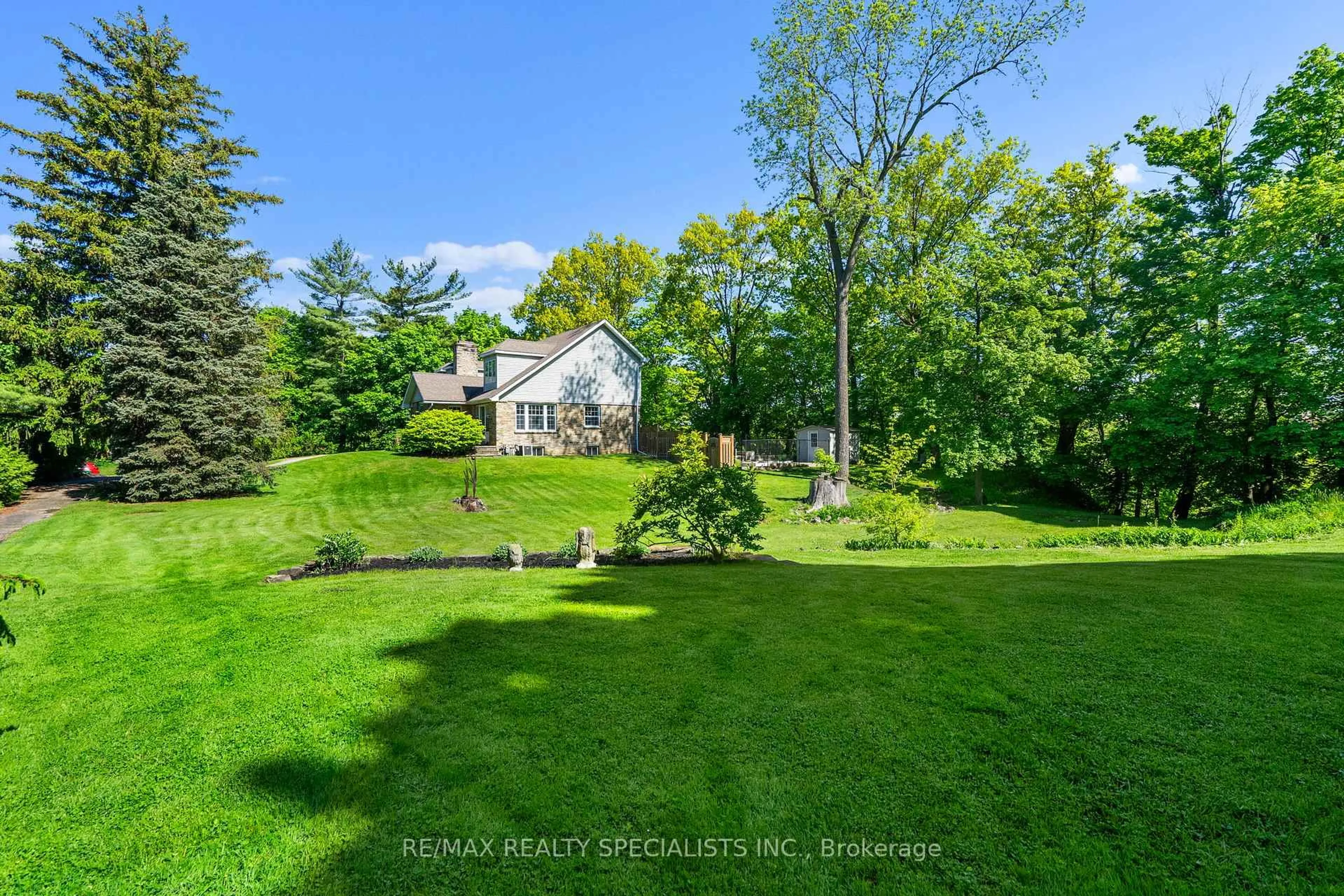 A pic from outside/outdoor area/front of a property/back of a property/a pic from drone, water/lake/river/ocean view for 1690 Sherway Dr, Mississauga Ontario L4X 1C7