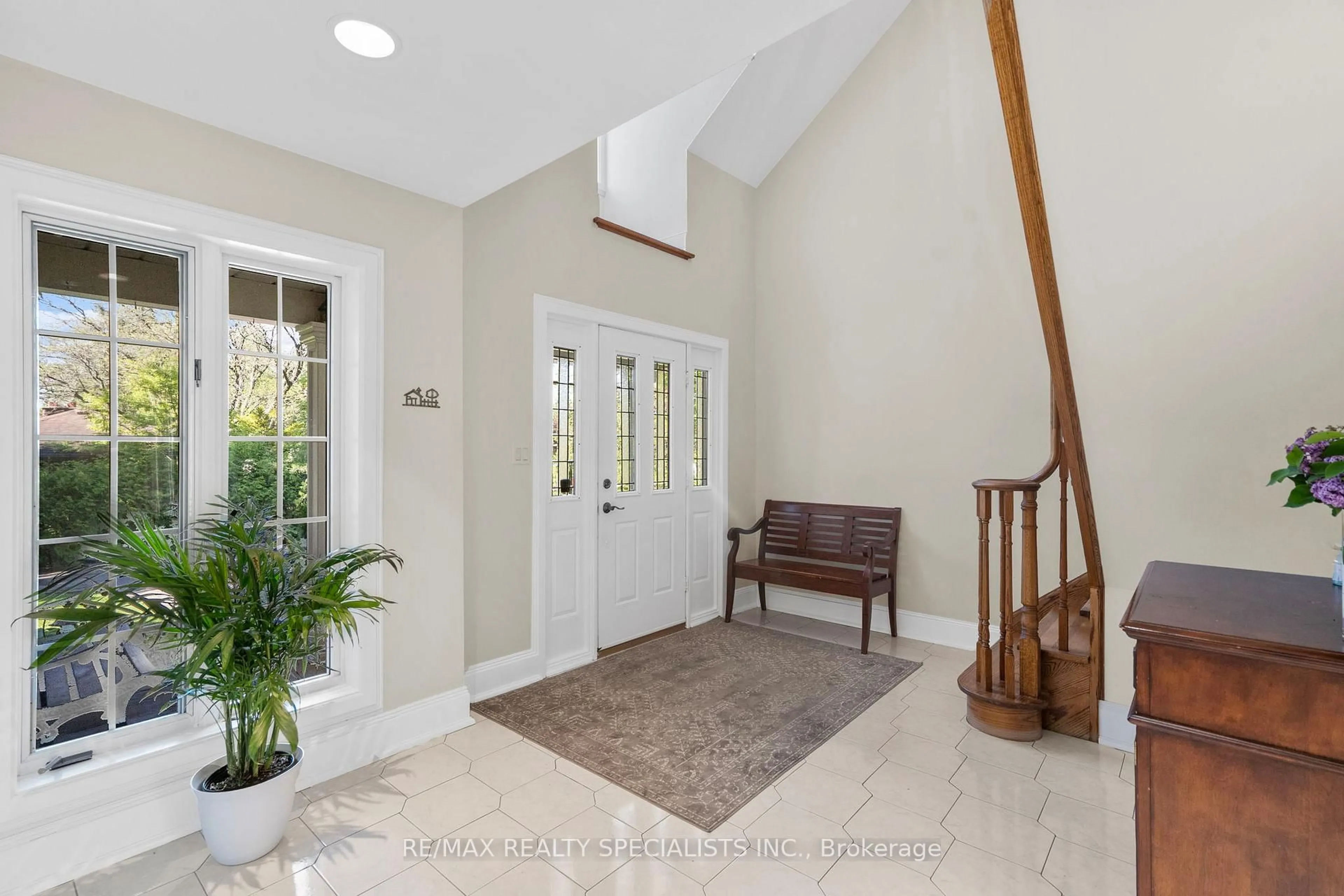 Indoor entryway for 1690 Sherway Dr, Mississauga Ontario L4X 1C7