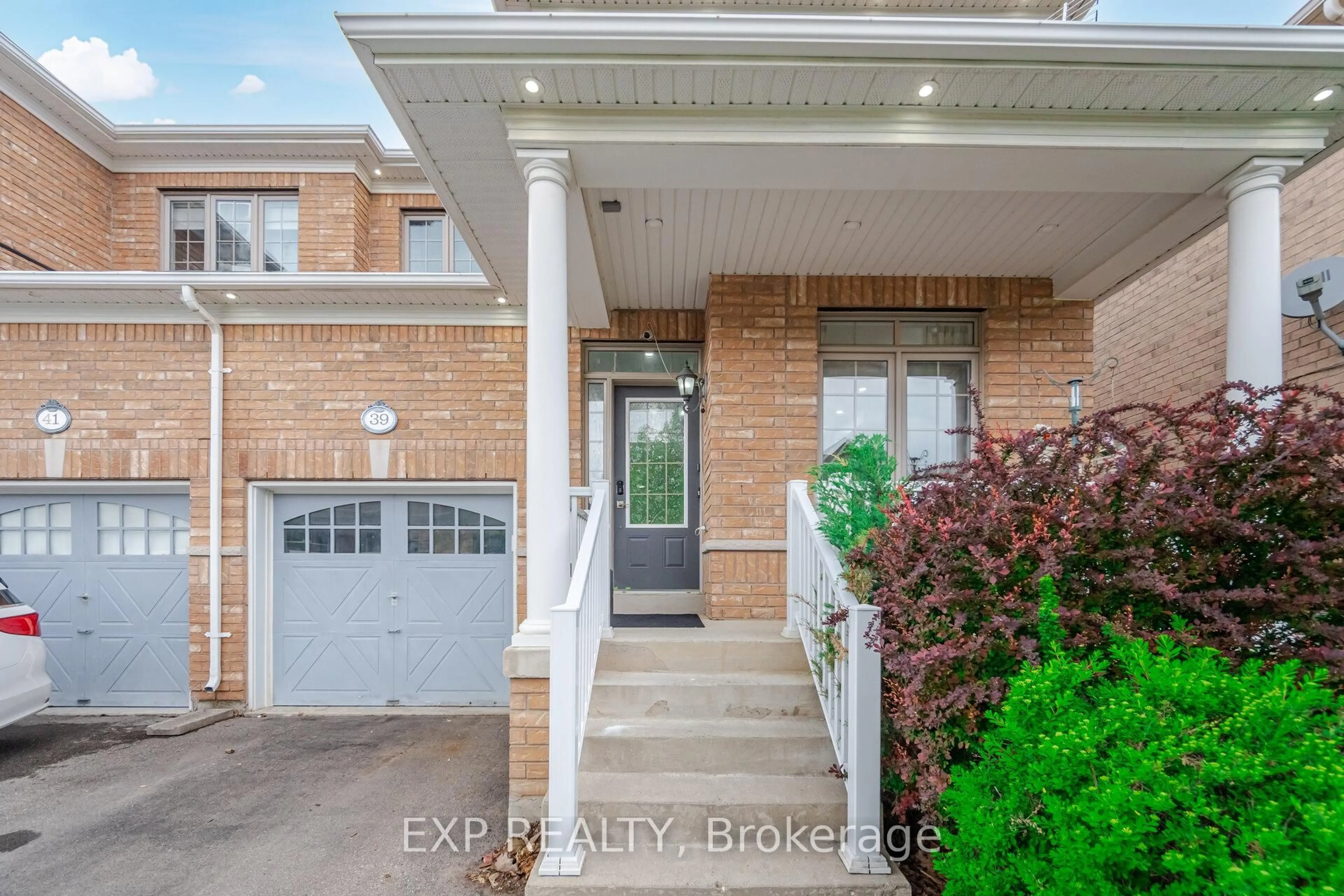 Indoor entryway for 39 Forbes Terr, Milton Ontario L9T 3X3
