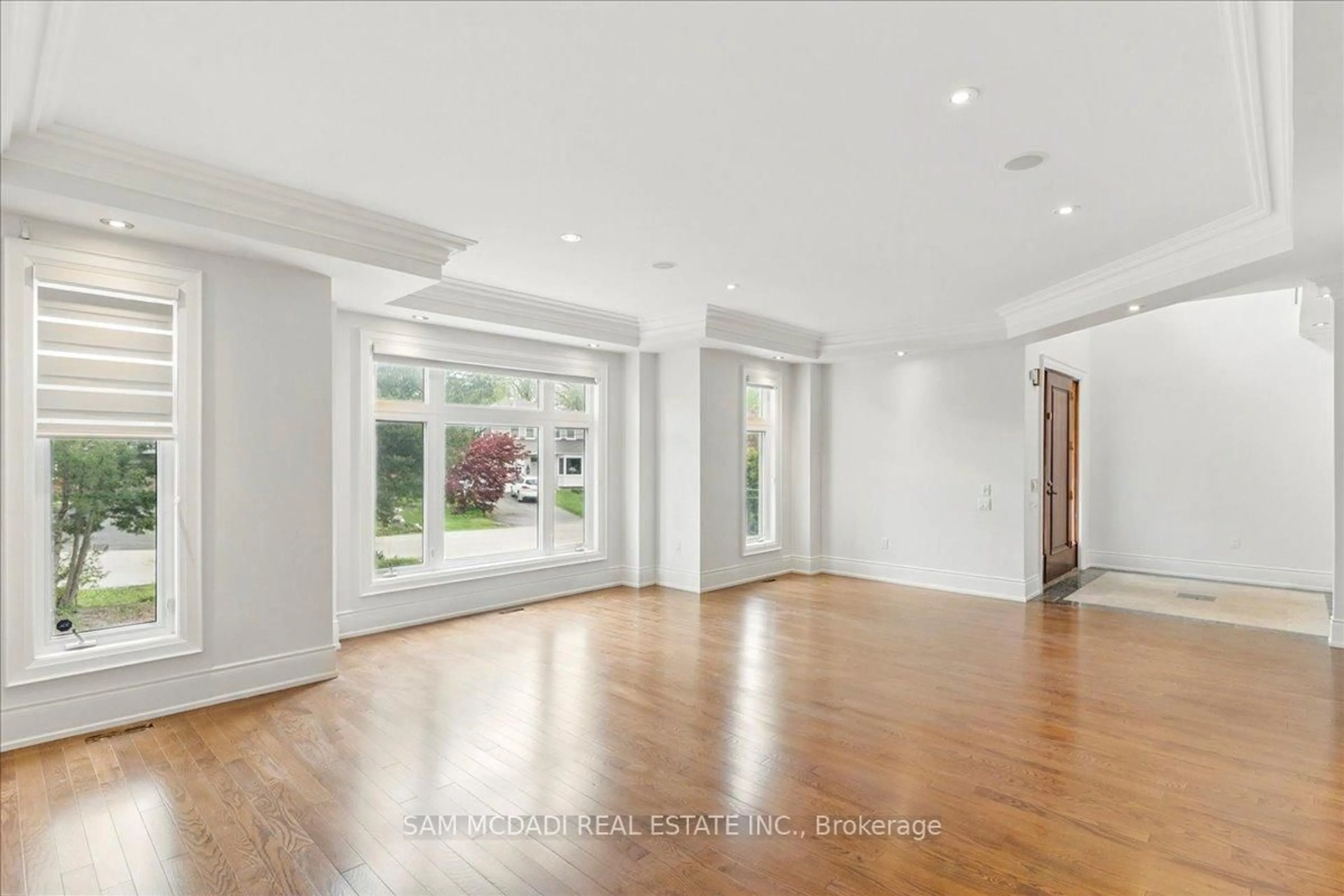 Indoor foyer for 955 Albertson Cres, Mississauga Ontario L5H 3C6