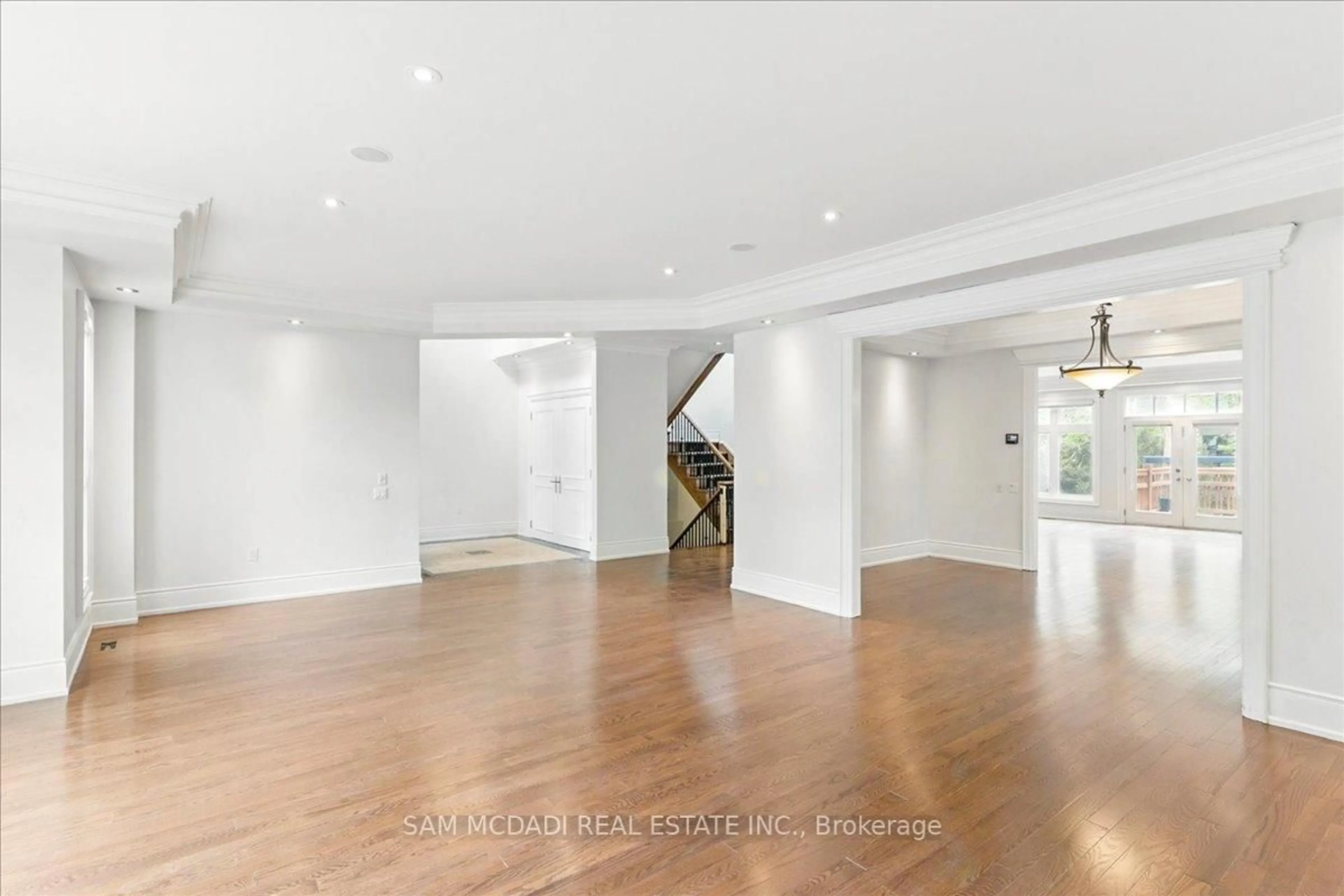 Indoor foyer for 955 Albertson Cres, Mississauga Ontario L5H 3C6