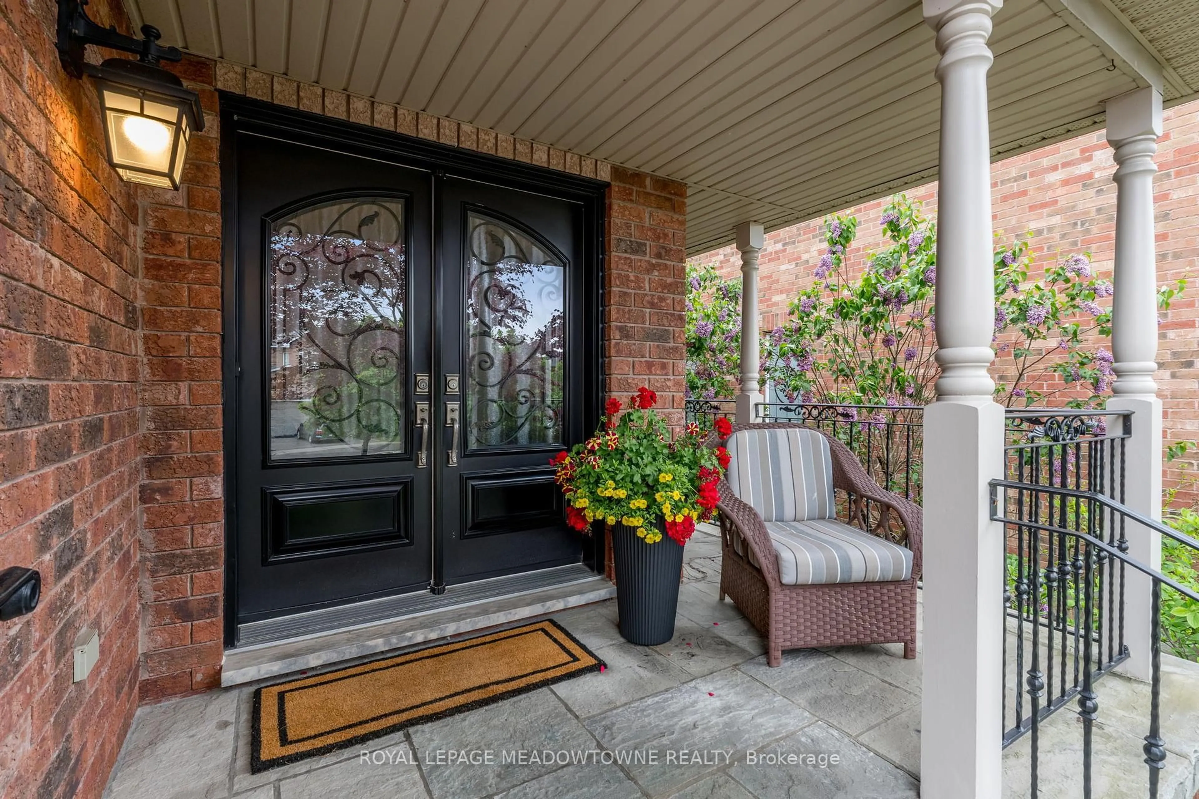 Indoor entryway for 211 Eaton St, Halton Hills Ontario L7G 5Y2