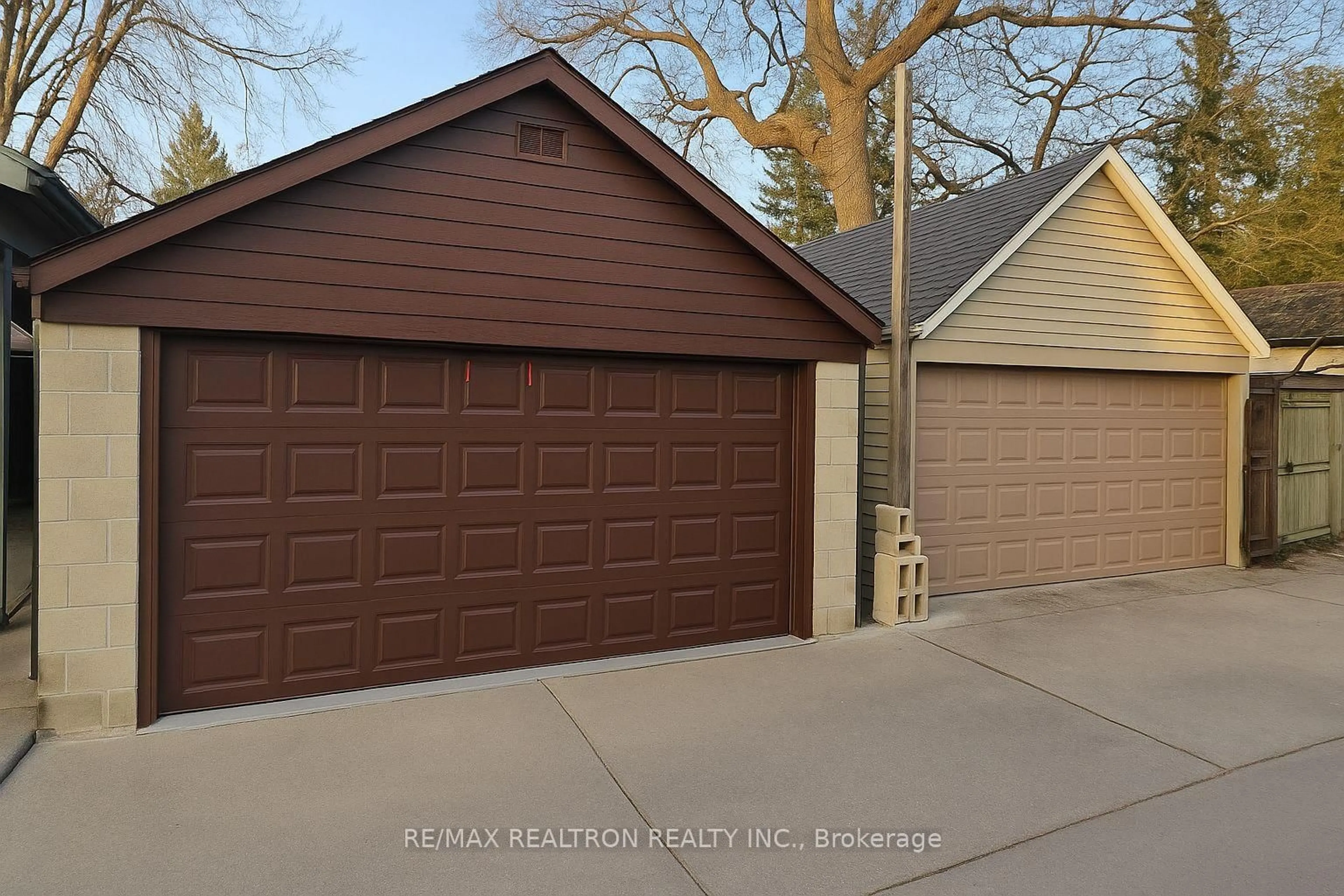 Indoor garage for 582 Runnymede Rd, Toronto Ontario M6S 2Z7