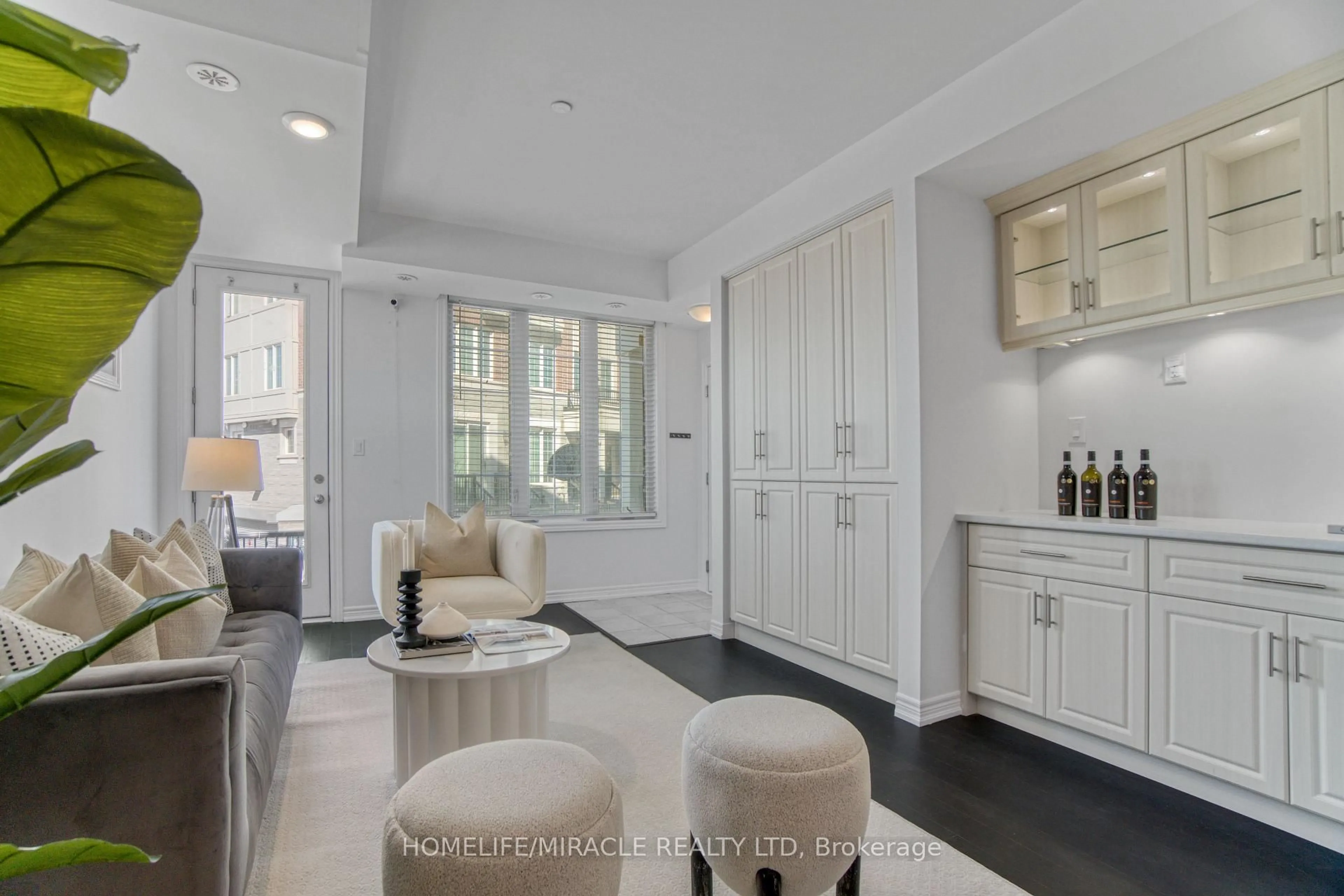 Indoor entryway for 2199 Lillykin St #17, Oakville Ontario L6H 0X6
