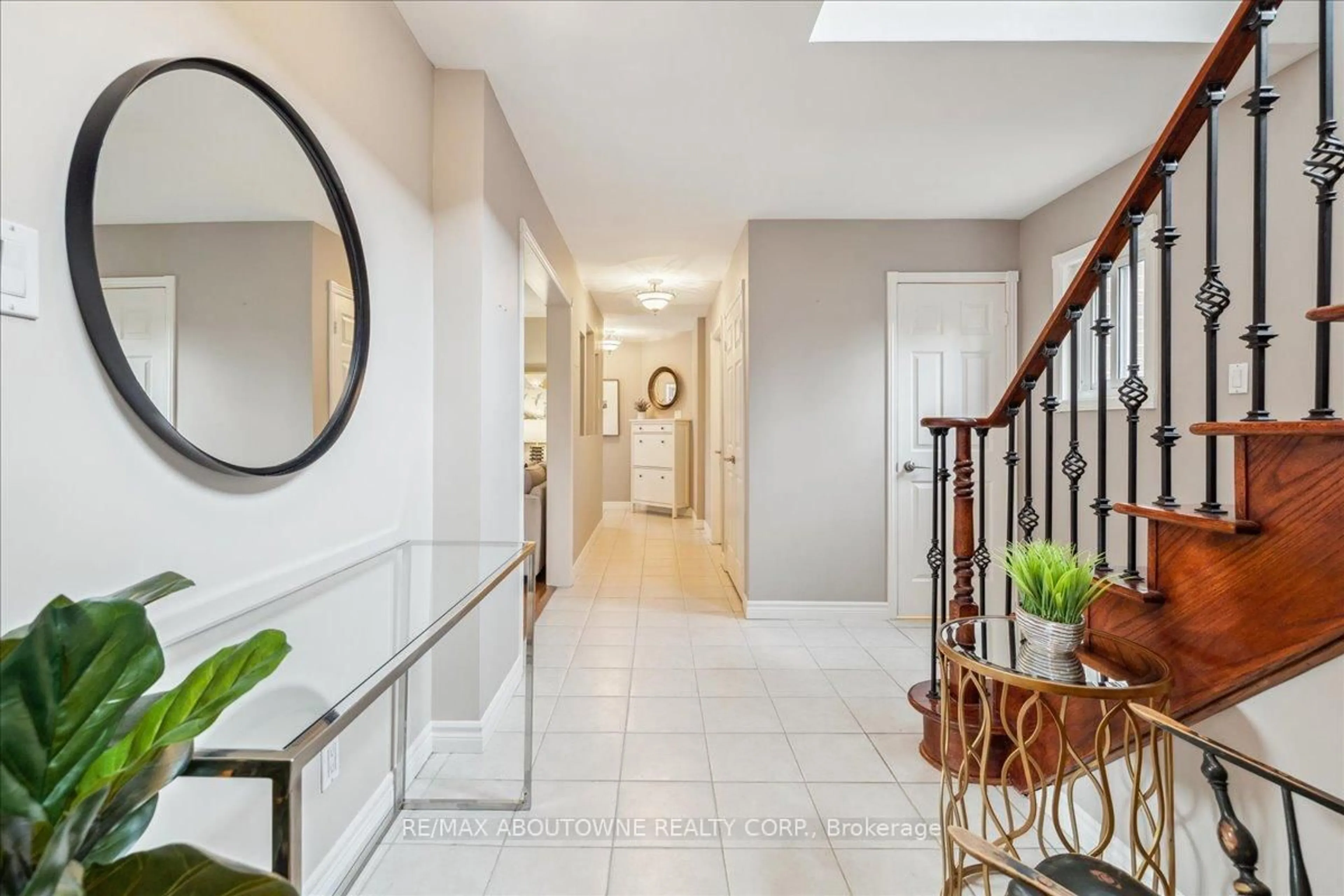 Indoor entryway for 3350 Columbine Cres, Mississauga Ontario L5N 6A8