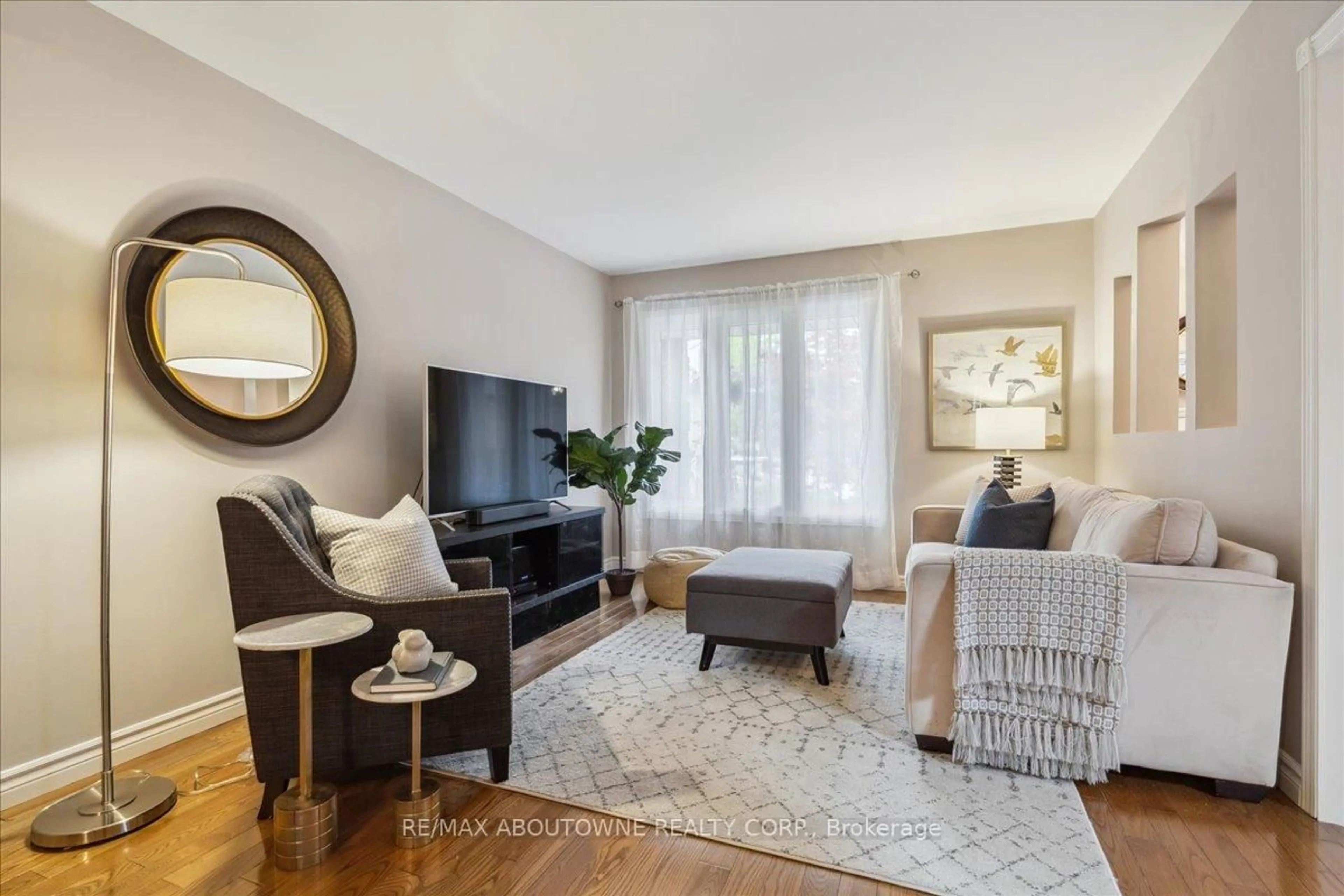 Living room with furniture, unknown for 3350 Columbine Cres, Mississauga Ontario L5N 6A8