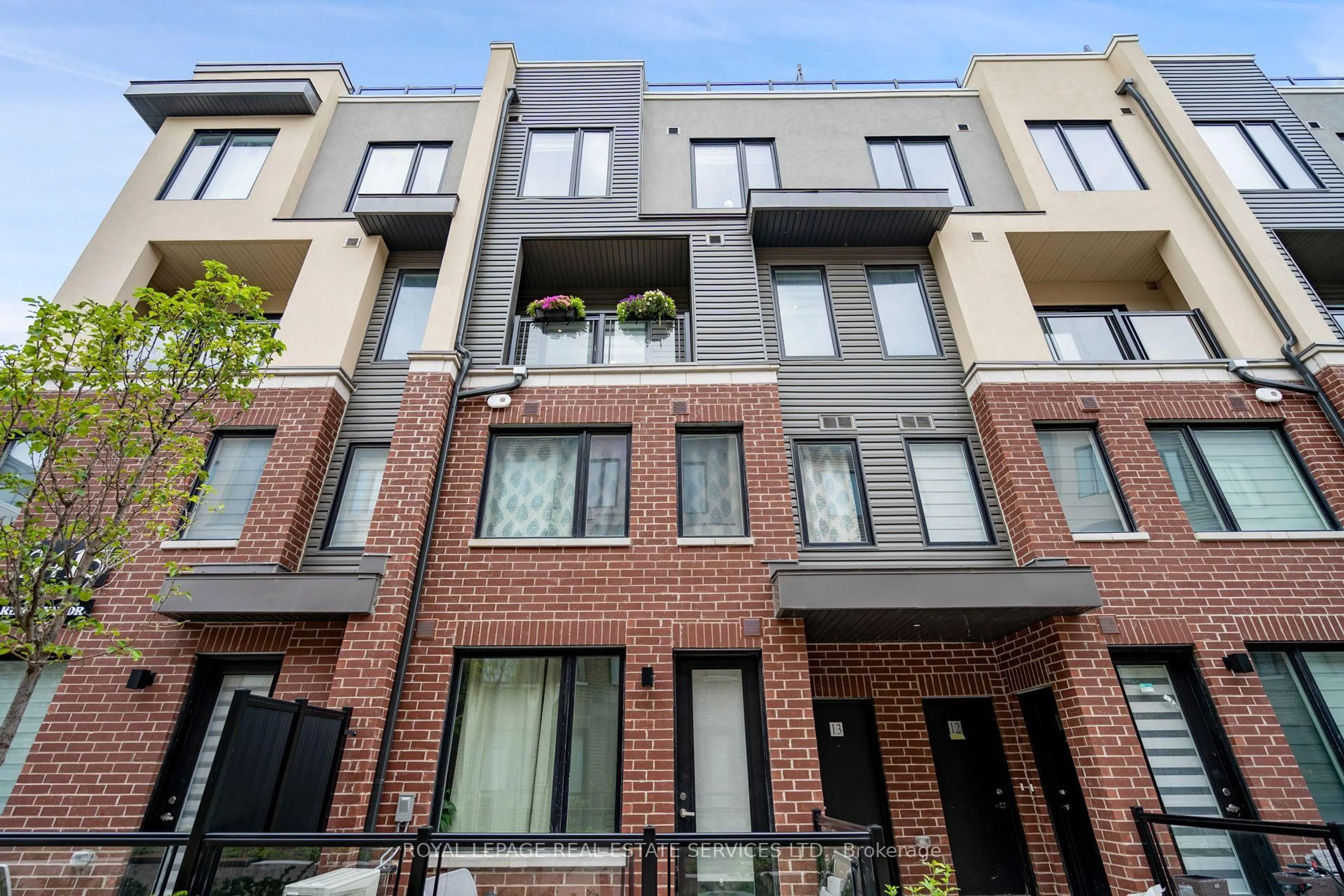 Home with brick exterior material, street for 3415 RIDGEWAY Dr #13, Mississauga Ontario L5L 0B4