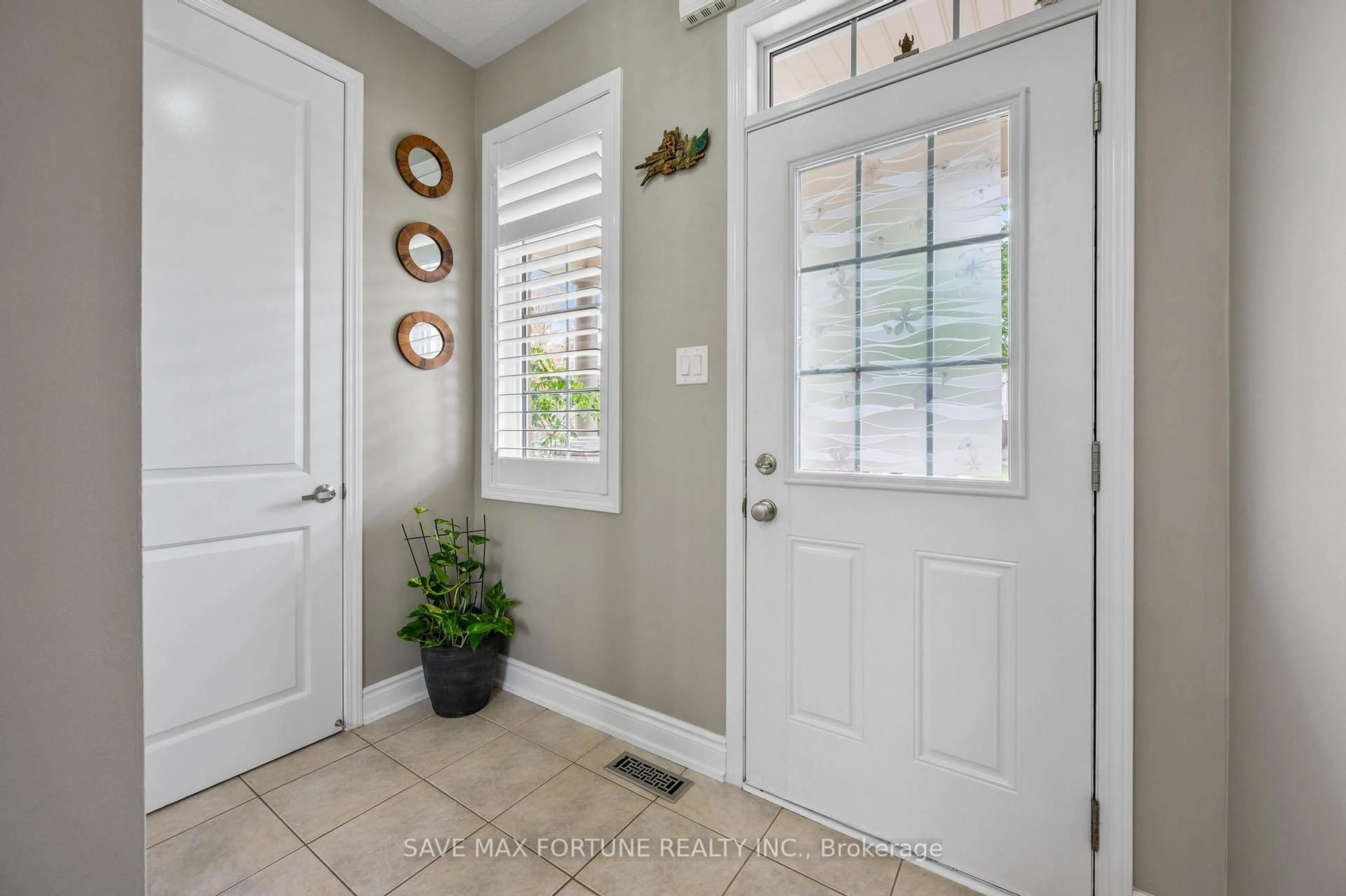 Indoor entryway for 262 Cedric Terr, Milton Ontario L9T 8P1