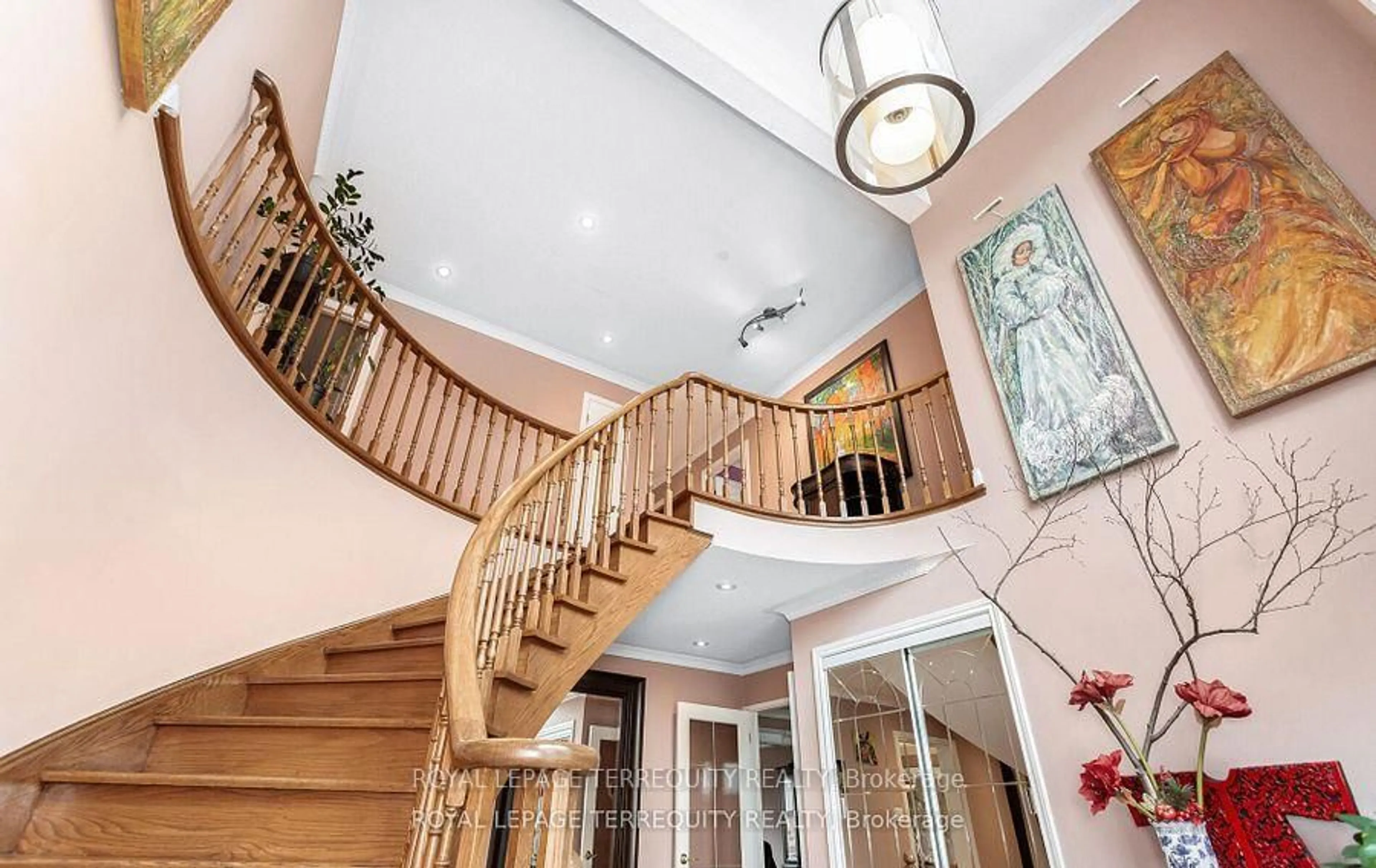 Indoor foyer for 1714 Globe Crt, Mississauga Ontario L5L 3G5