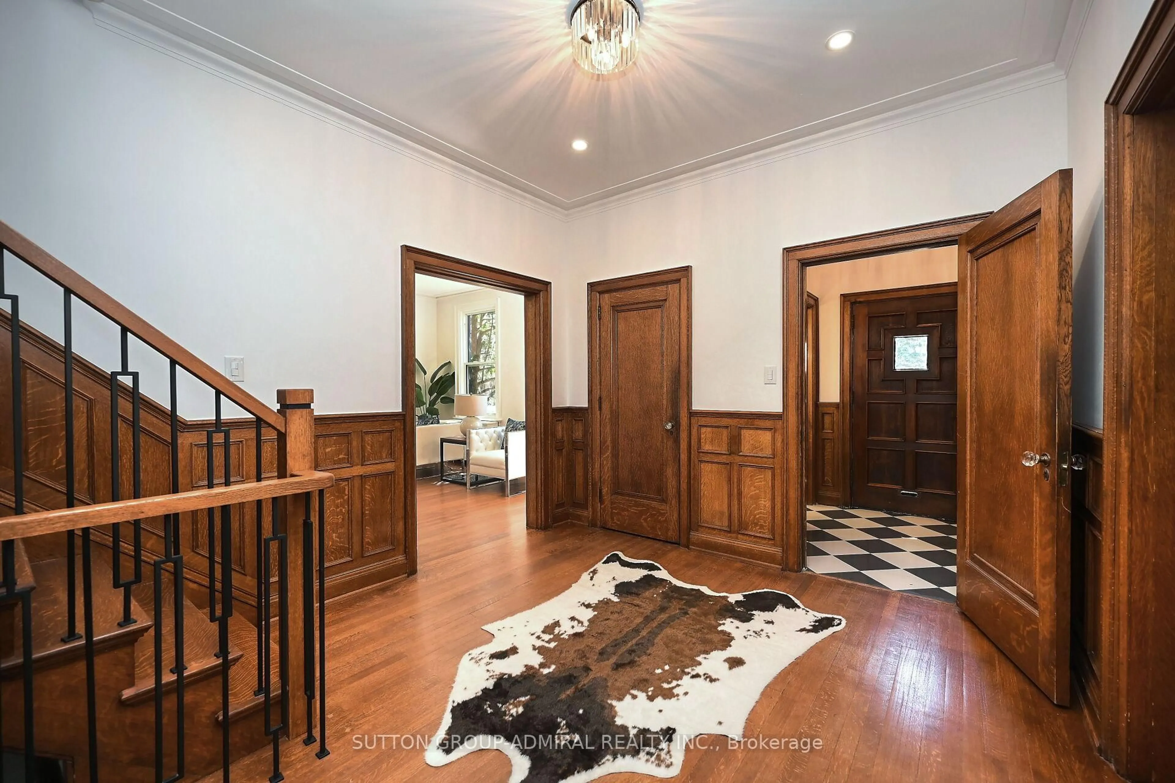 Indoor foyer for 987 Royal York Rd, Toronto Ontario M8X 2E8