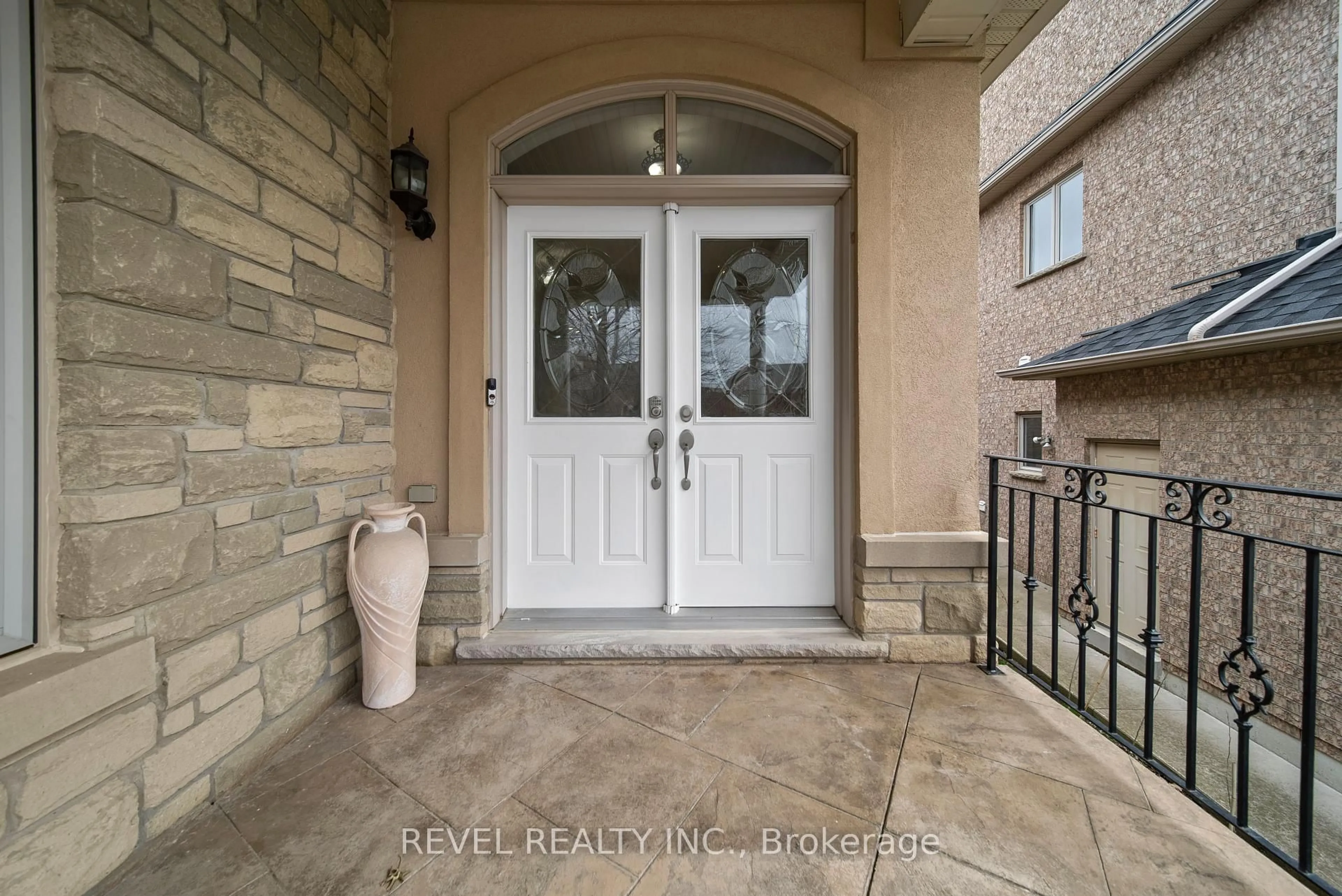 Indoor entryway for 31 Saint Hubert Dr, Brampton Ontario L6P 1W1