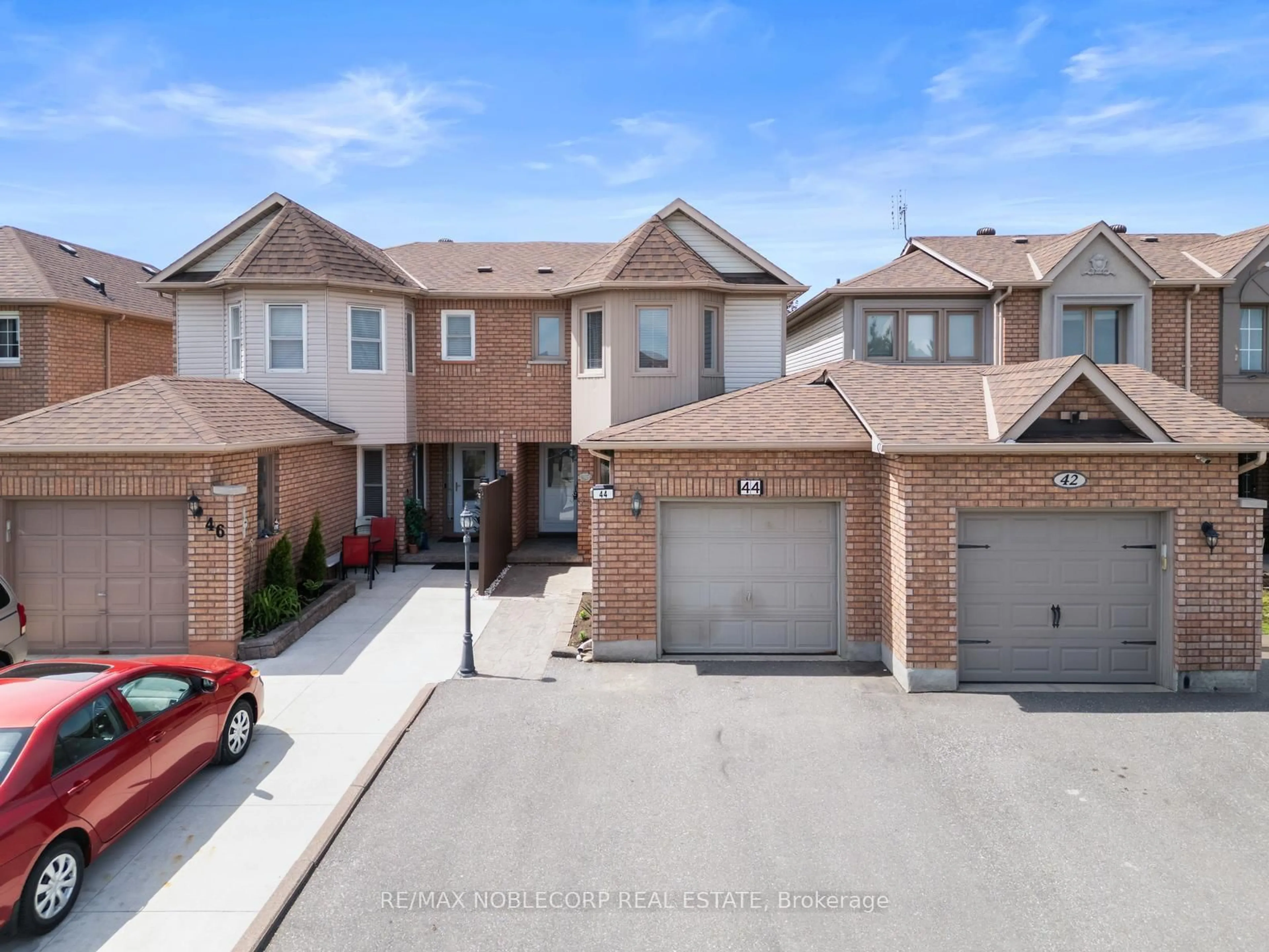 A pic from outside/outdoor area/front of a property/back of a property/a pic from drone, street for 44 Hanton Cres, Caledon Ontario L7E 1W1