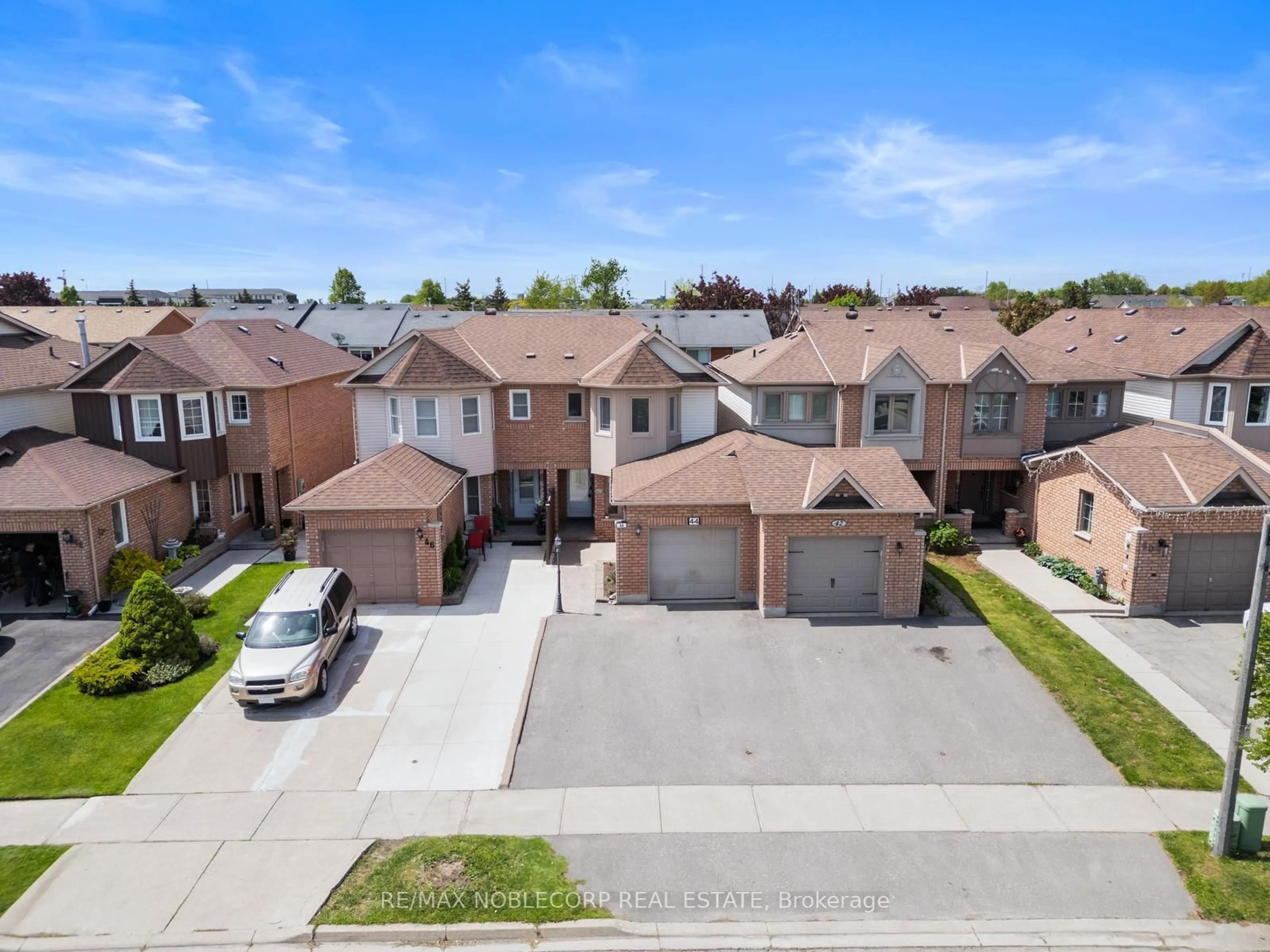 A pic from outside/outdoor area/front of a property/back of a property/a pic from drone, street for 44 Hanton Cres, Caledon Ontario L7E 1W1