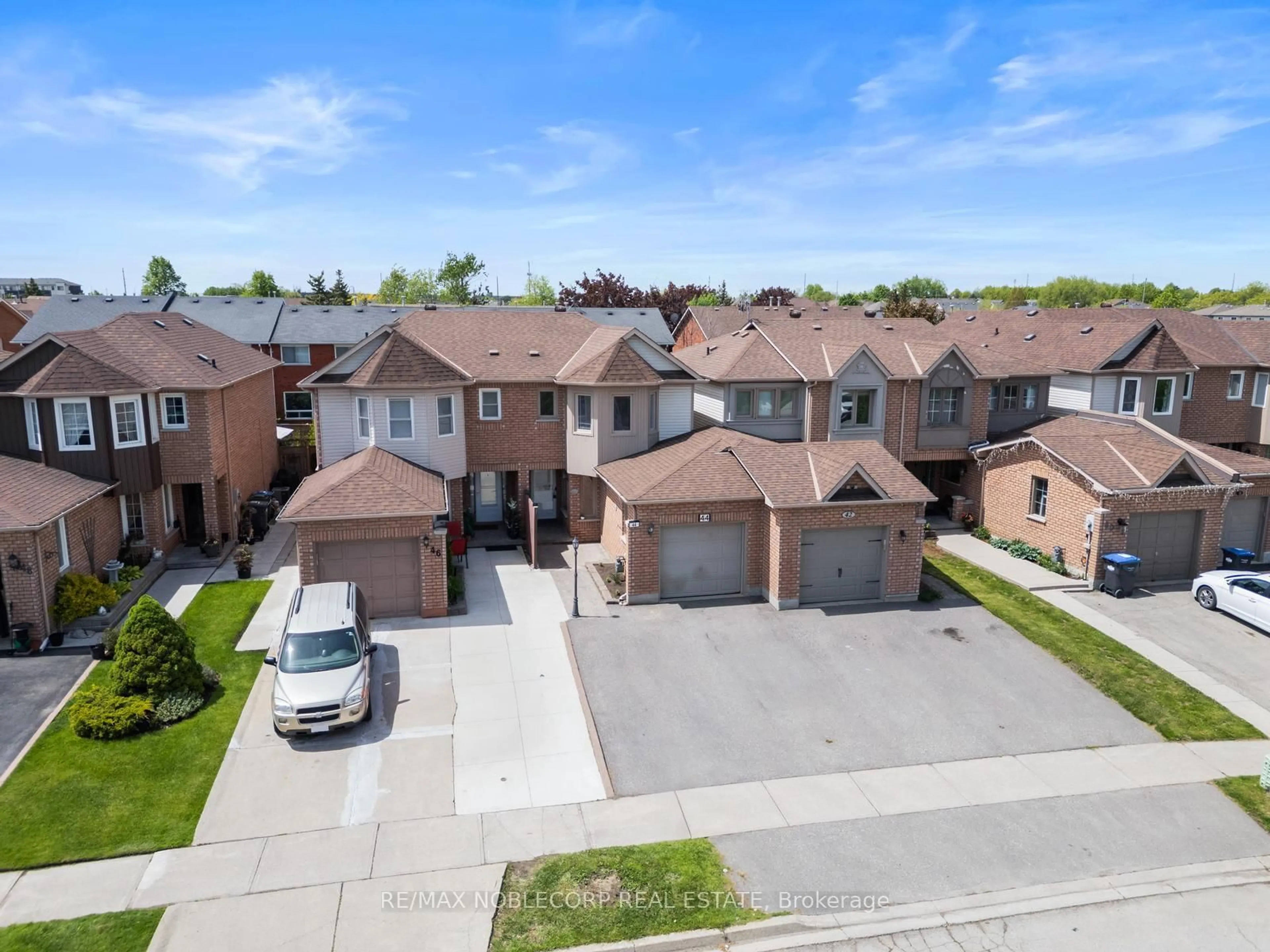 A pic from outside/outdoor area/front of a property/back of a property/a pic from drone, street for 44 Hanton Cres, Caledon Ontario L7E 1W1