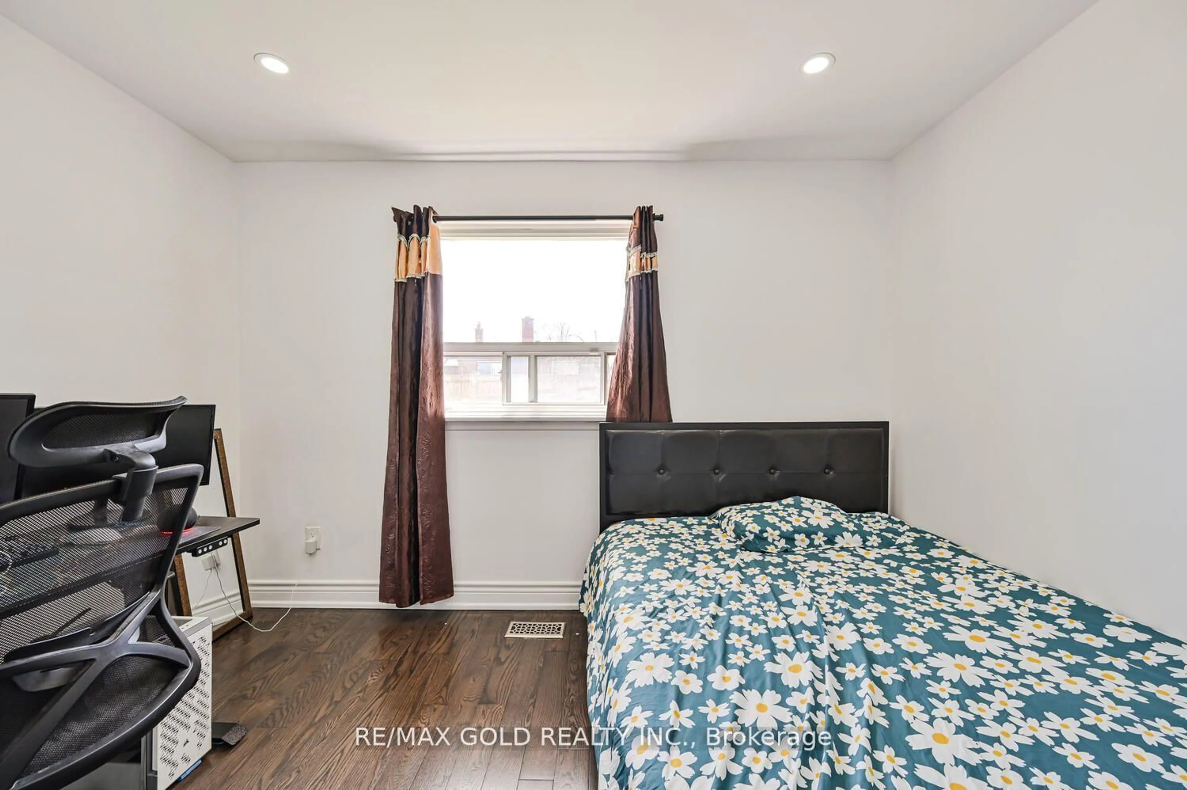 A pic of a room for 7558 Rockhill Rd, Mississauga Ontario L4T 2Z7